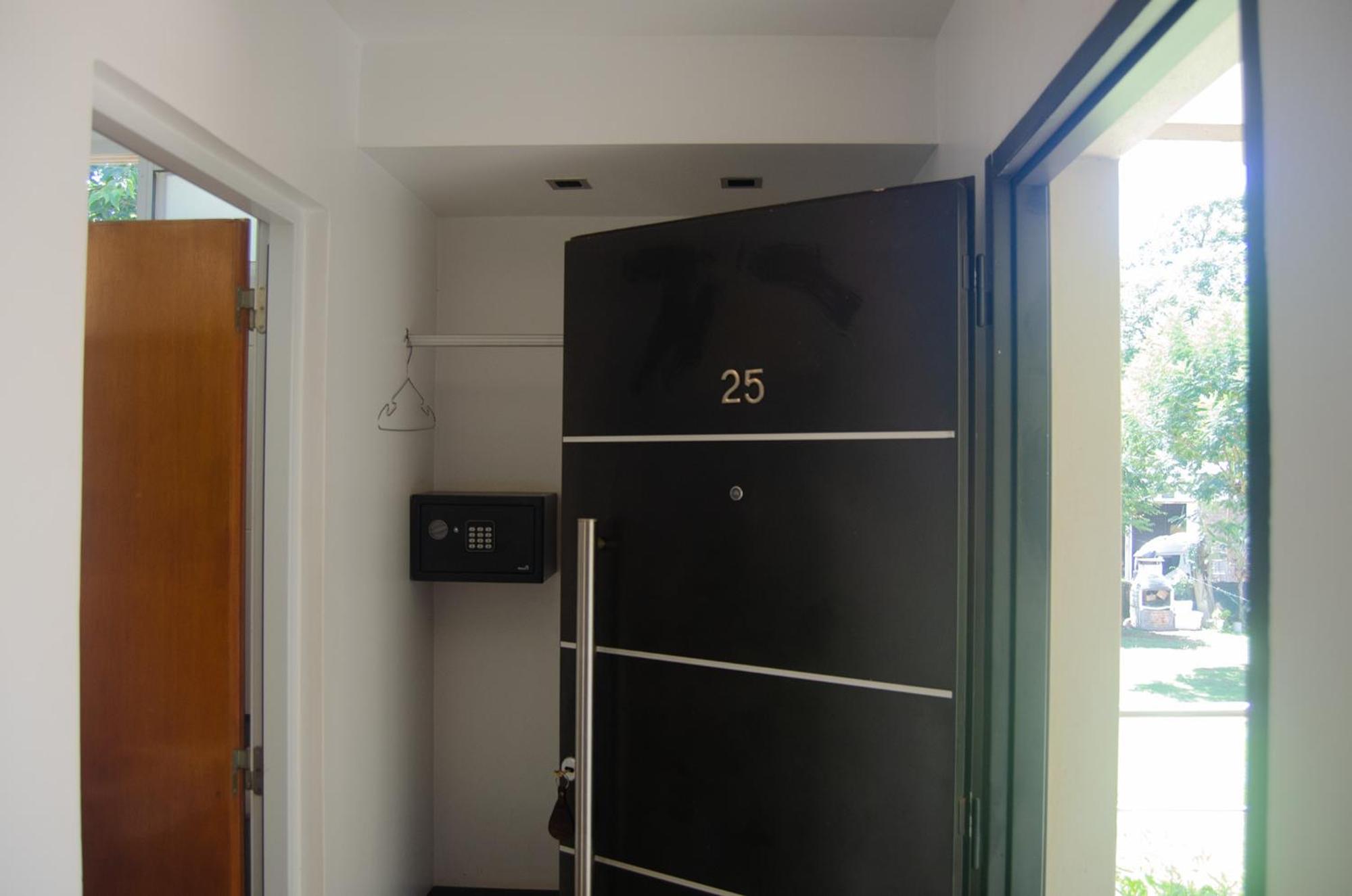 Family Room (5 Adults) photo 1