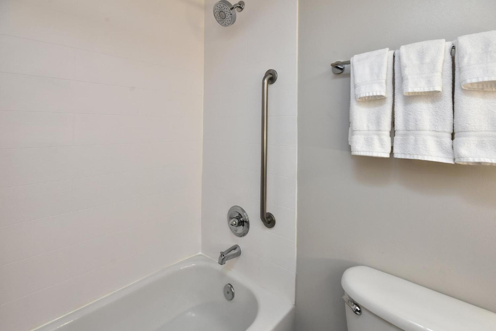 Standard Room with Two Queen Beds - Photo 6