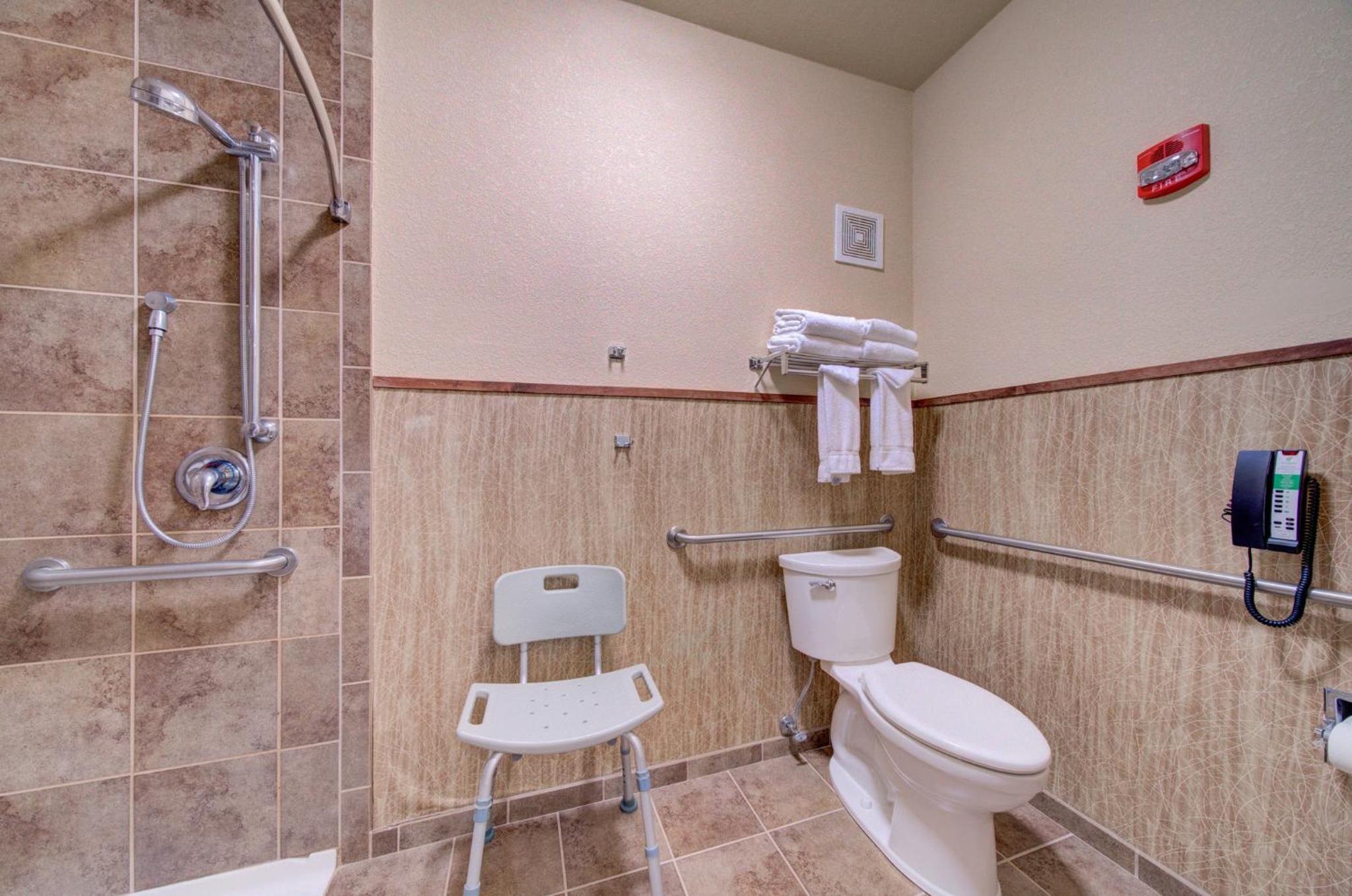 Standard Queen Room with Two Queen Beds and Mobility Accessible Tub - Photo 3
