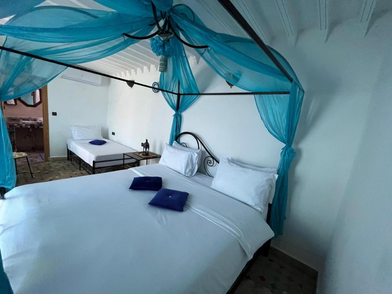 Triple Room with Private Bathroom - Photo 12