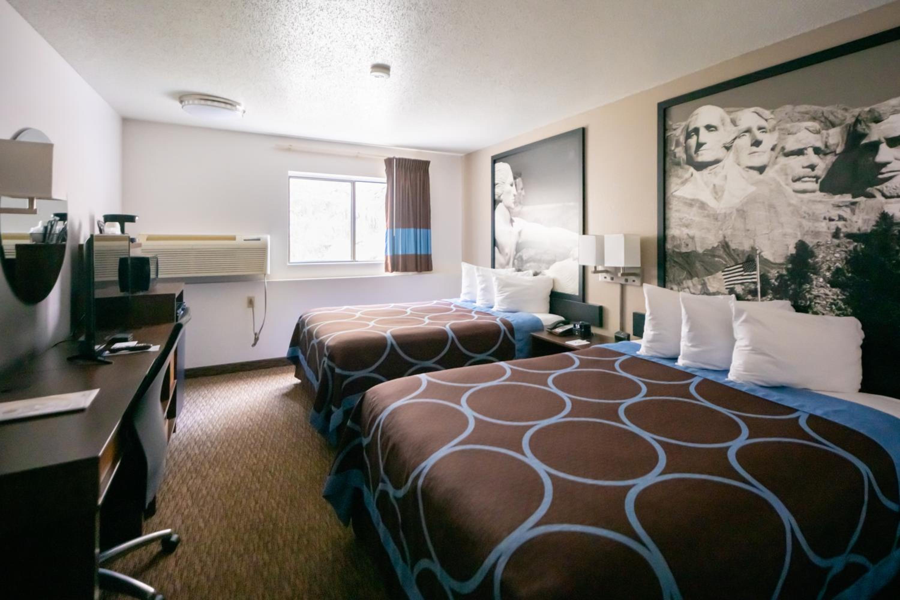 Queen Room with Two Queen Beds - Non-Smoking - Photo 1