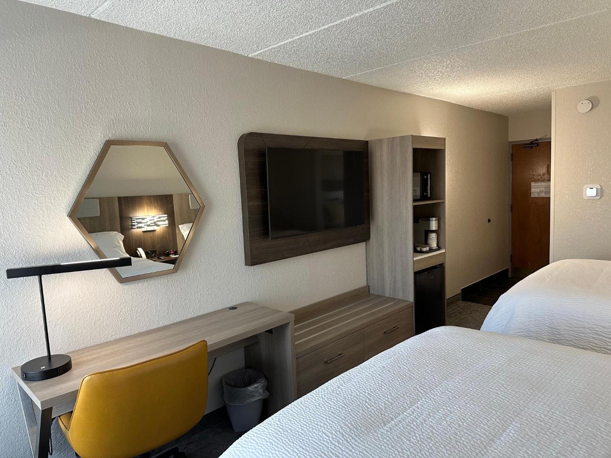 Standard Room with Two Queen Beds - Photo 2