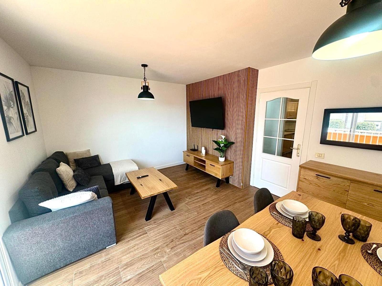 Apartamento de dos habitaciones con terraza y vista al mar