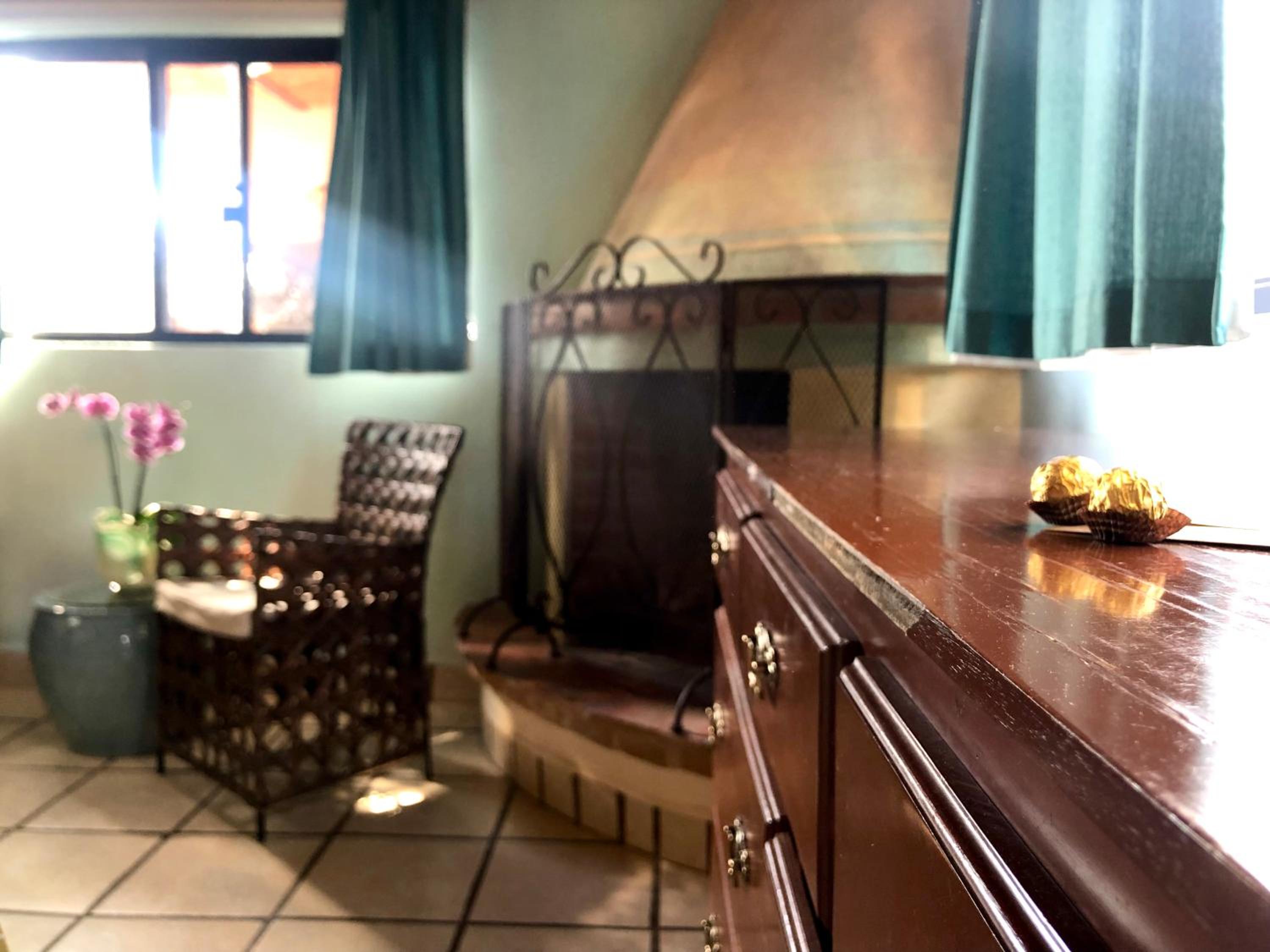 Deluxe Queen Room - Photo 5
