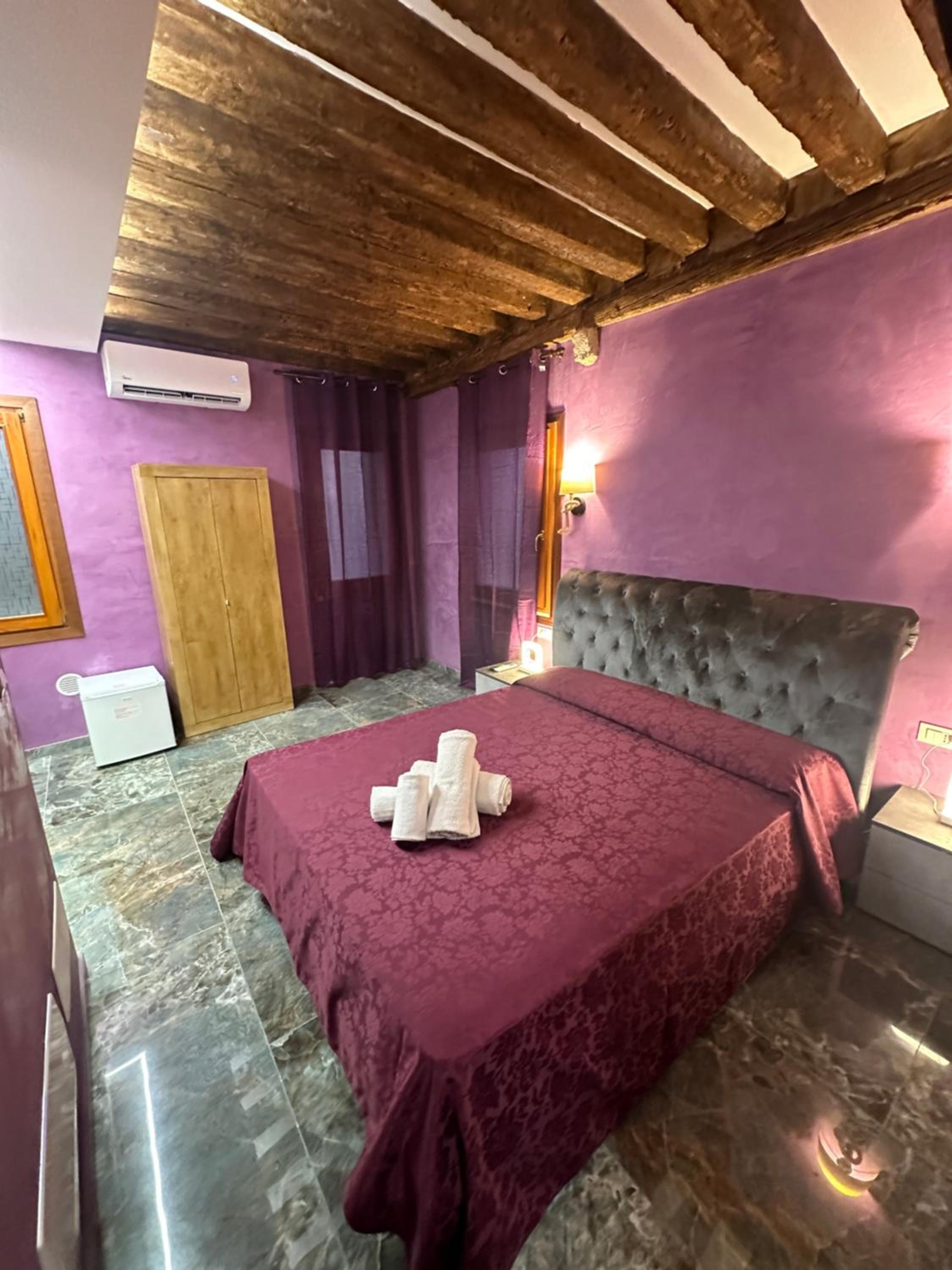 Large Double Room photo 3
