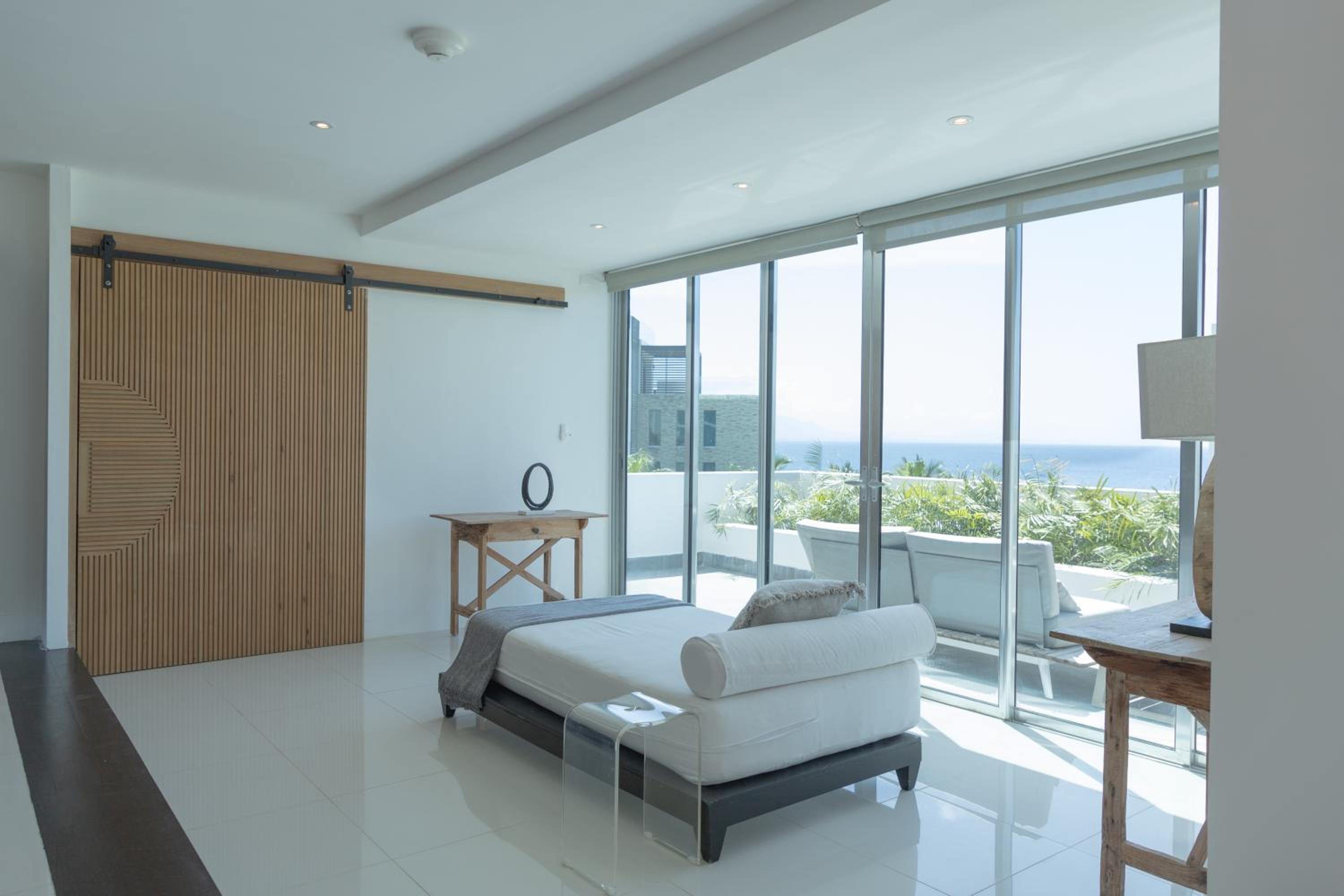 Four-Bedroom Penthouse Suite with Ocean View - Bi-Level with Rooftop