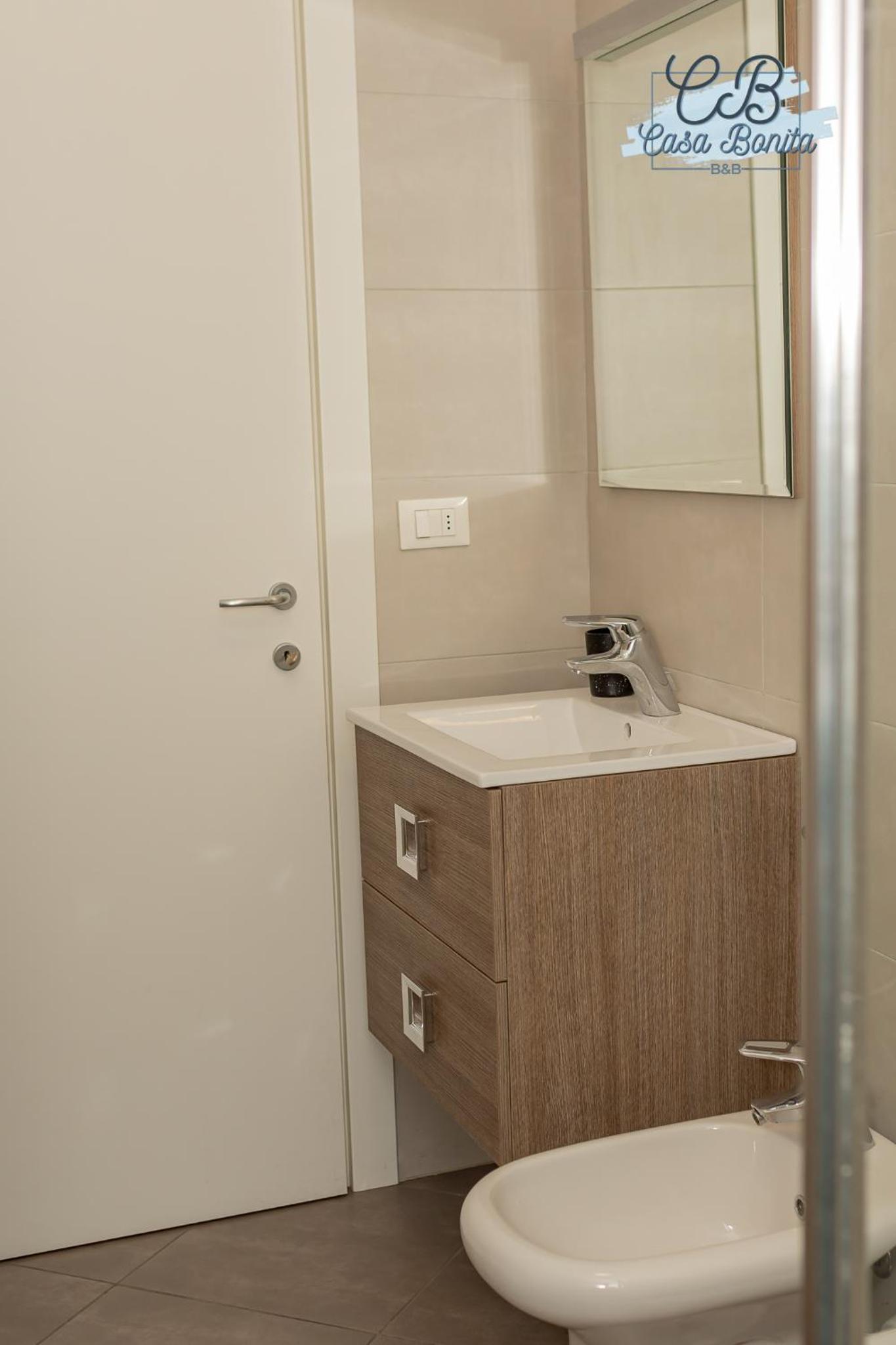 Studio Apartment with One Double Bed photo 3