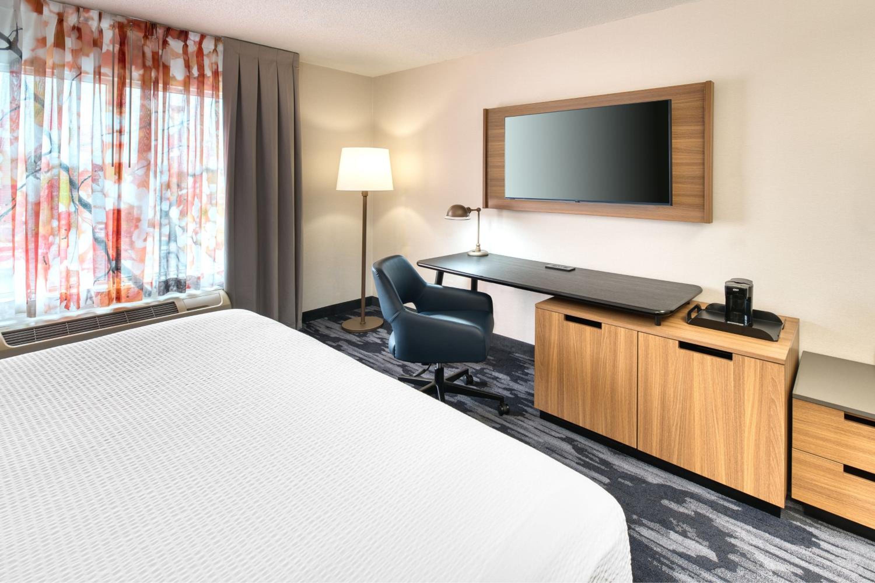 King Room with Roll-In Shower - Mobility Access/Hearing Accessible