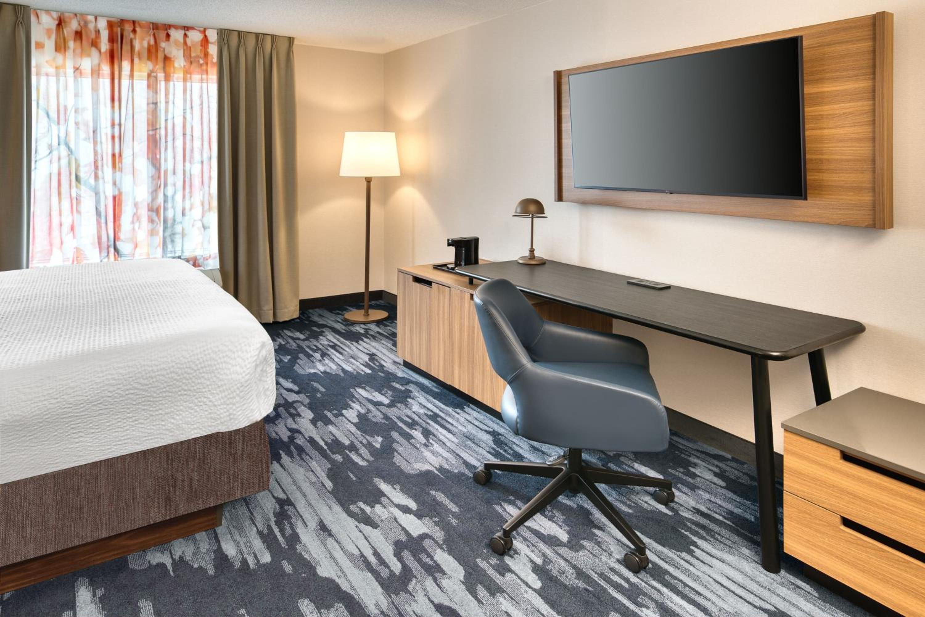 King Room with Roll-In Shower - Mobility Access/Hearing Accessible