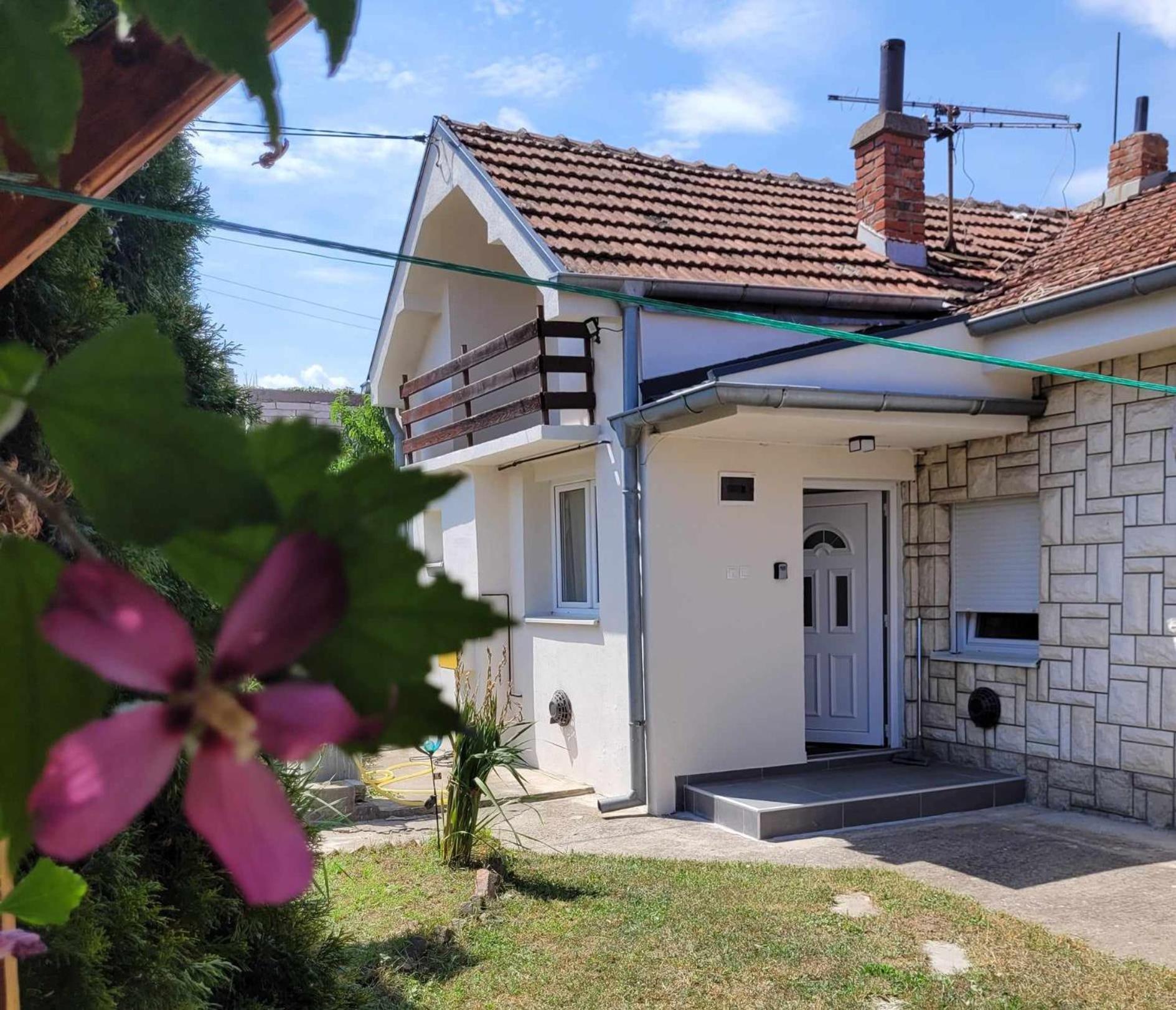 One-Bedroom Apartment With Garden photo 1