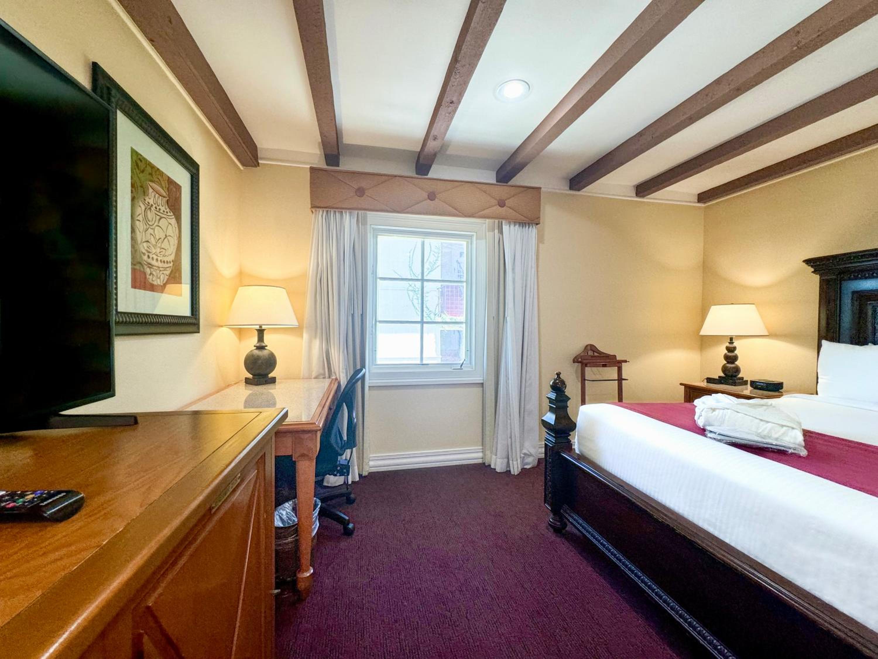 Executive Suite - Photo 7