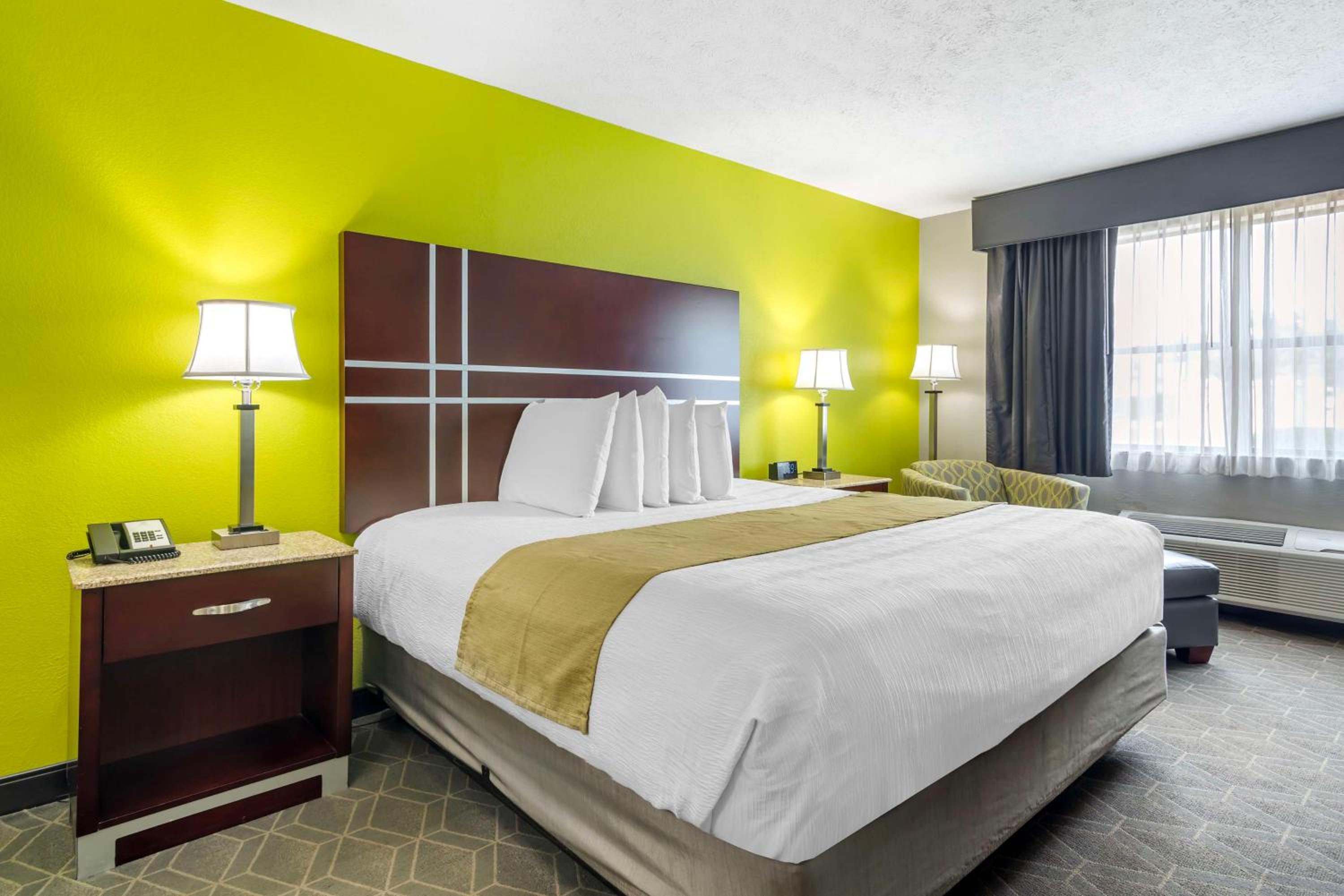 King Room - Non-Smoking - Photo 1