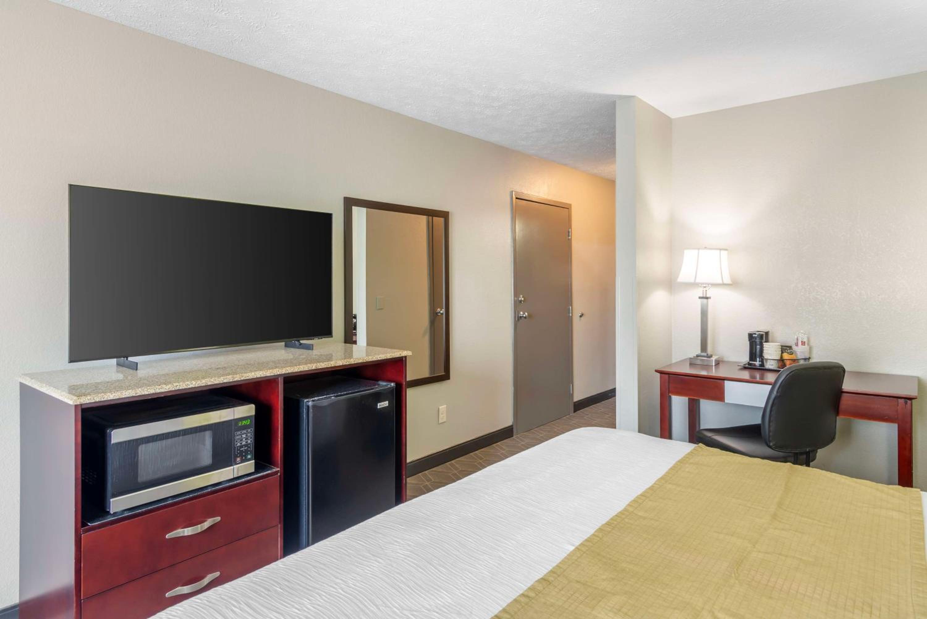 King Room - Non-Smoking - Photo 2