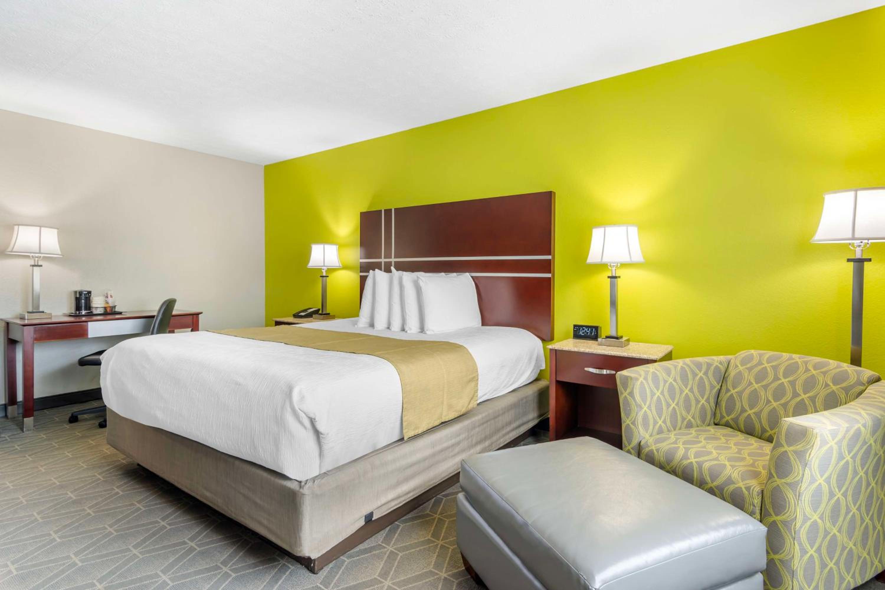 King Room - Non-Smoking - Photo 3