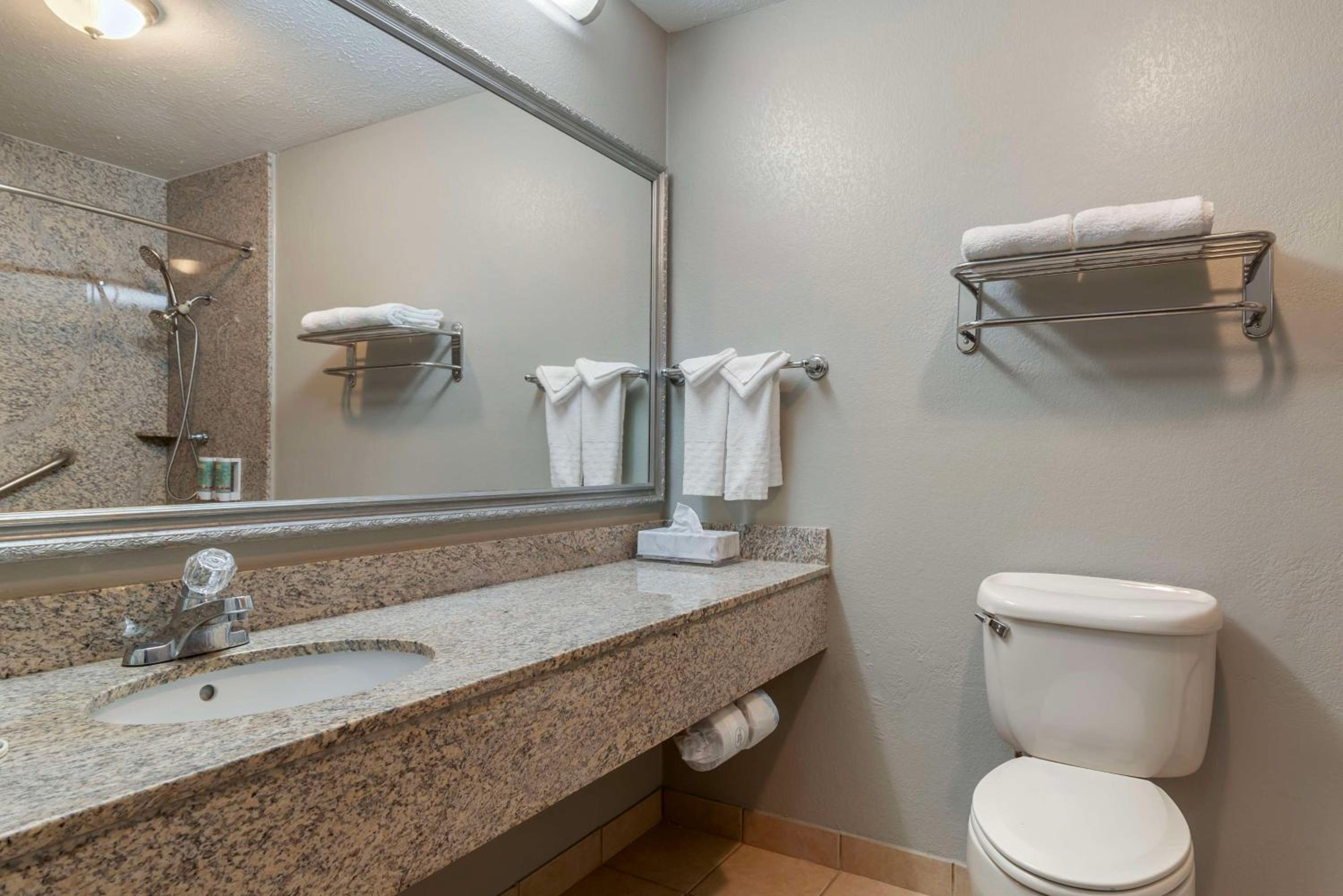 King Room with Bath Tub - Disability Access/Non-Smoking  - Photo 5