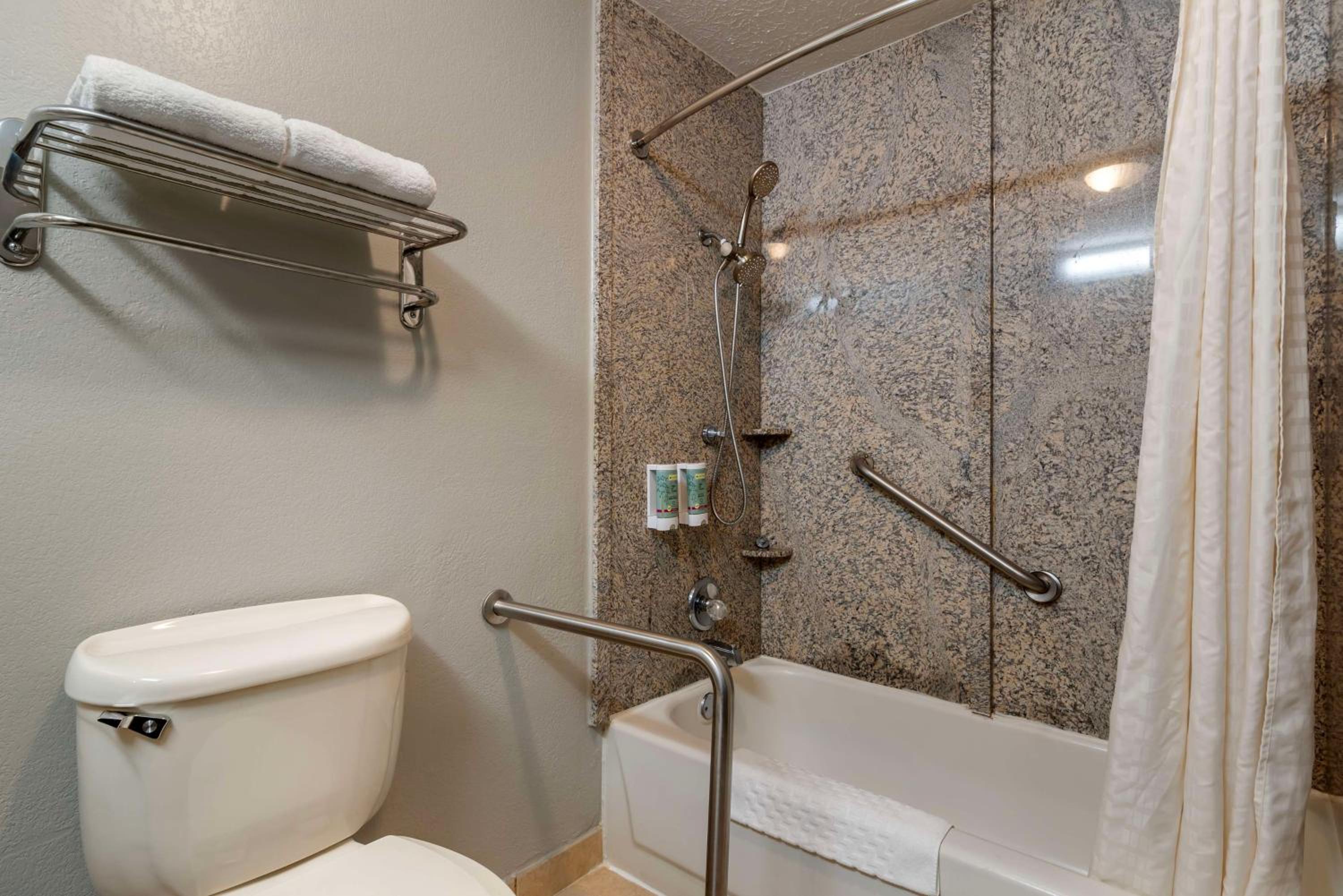 King Room with Bath Tub - Disability Access/Non-Smoking  - Photo 4