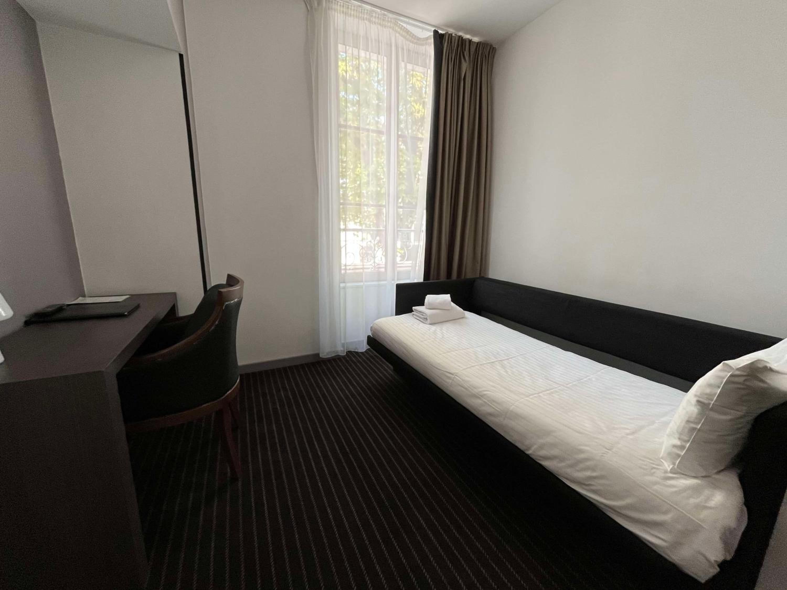 Family Room with Queen Bed and Sofa Bed - Non-Smoking - Photo 5