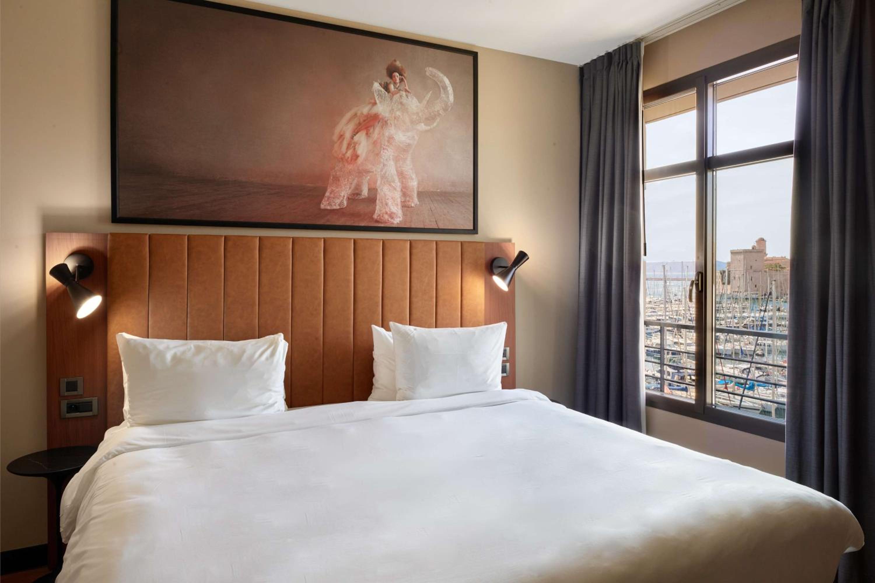 Premium Room with Port View - Photo 3
