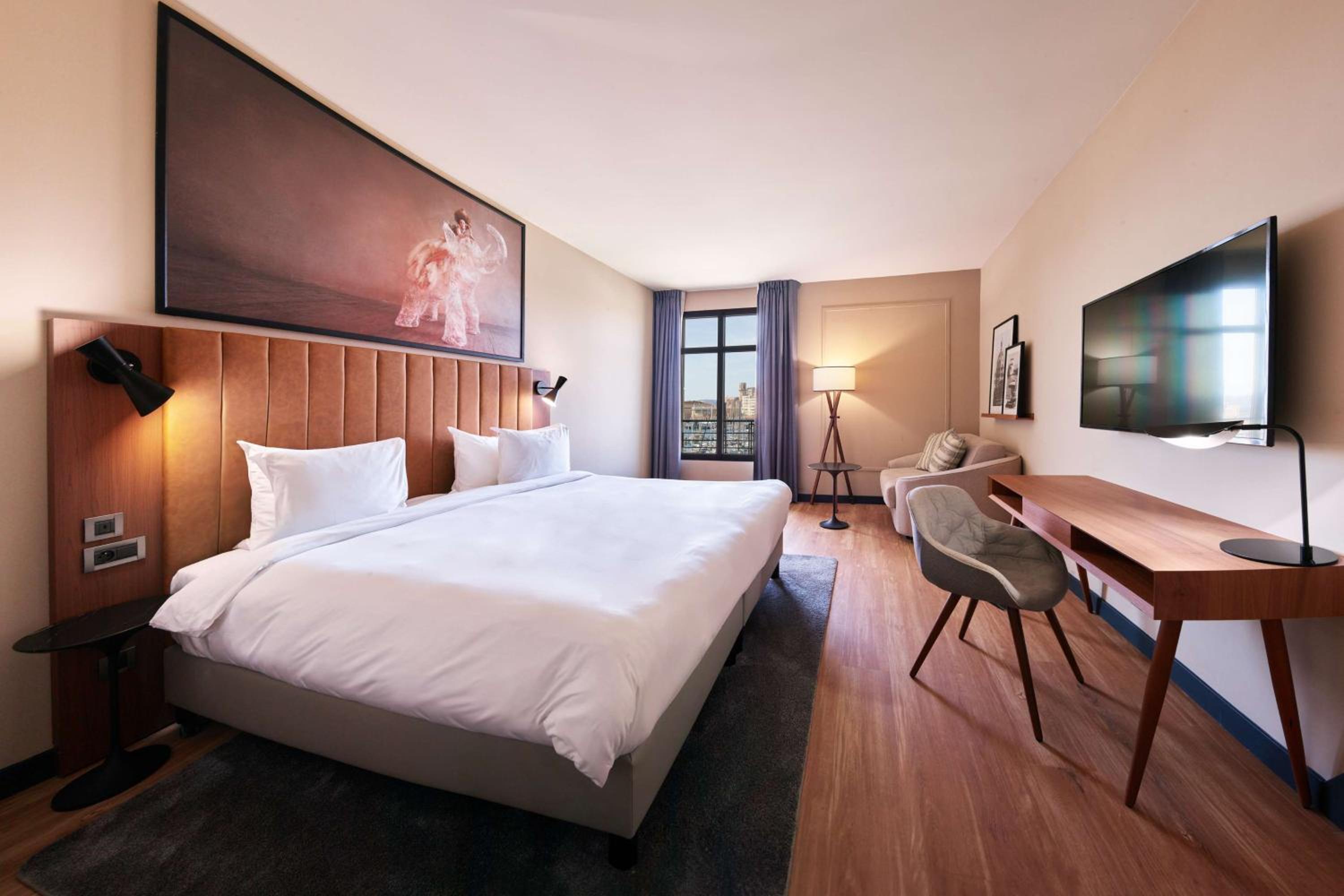 Premium Room with Port View - Photo 4