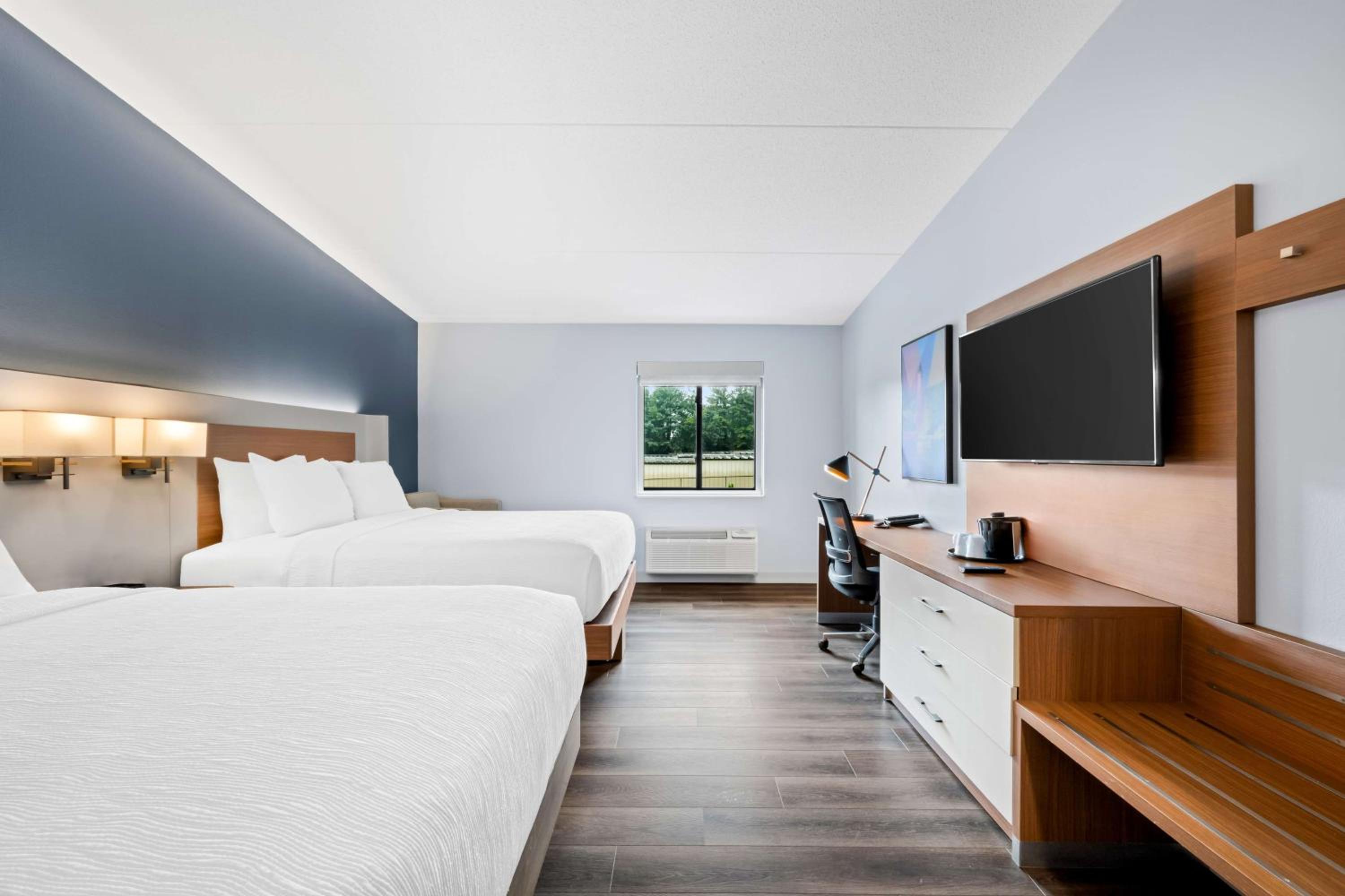 Queen Room with Two Queen Beds - Disability Access photo 3
