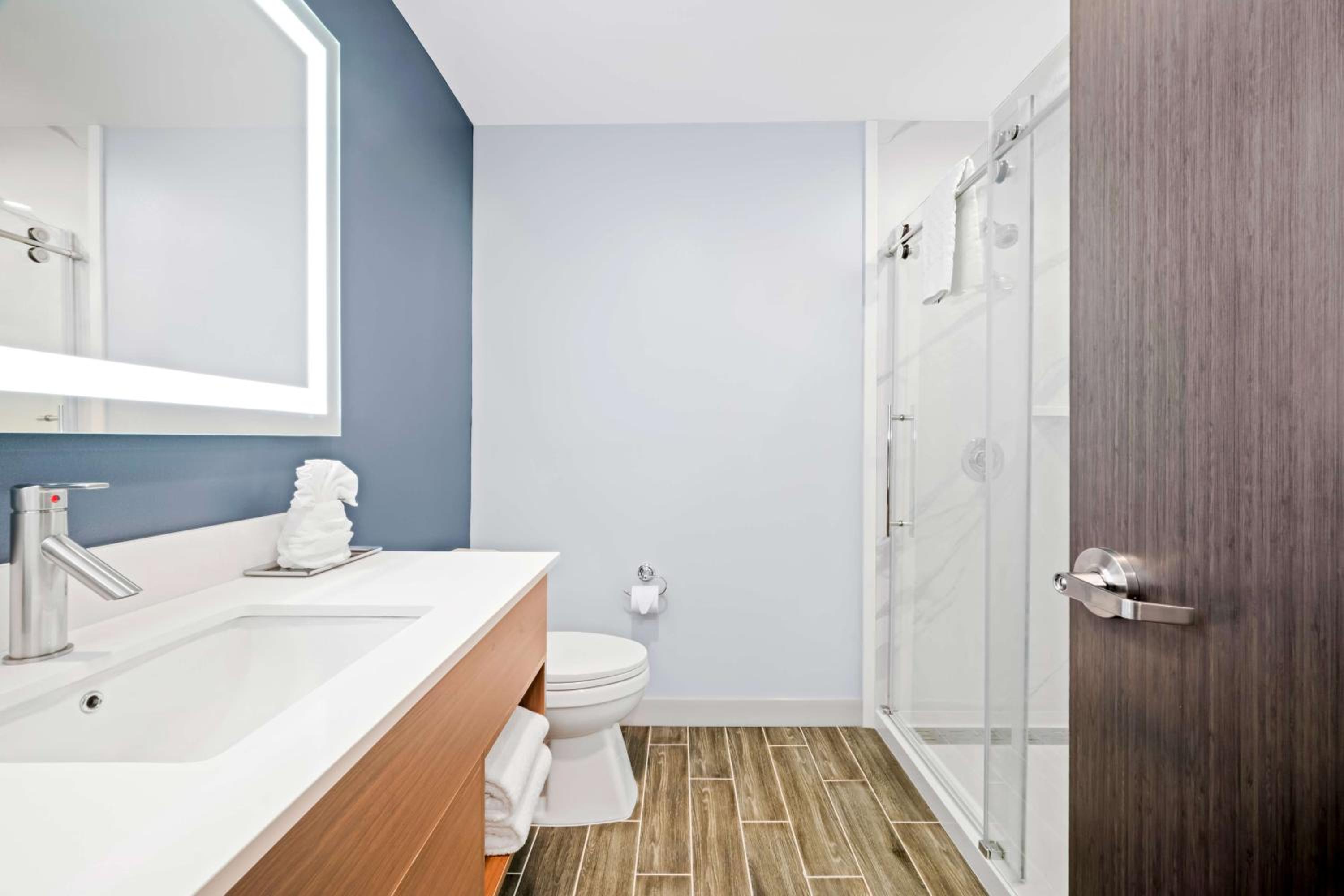 Queen Room with Two Queen Beds and Shower - Non-Smoking