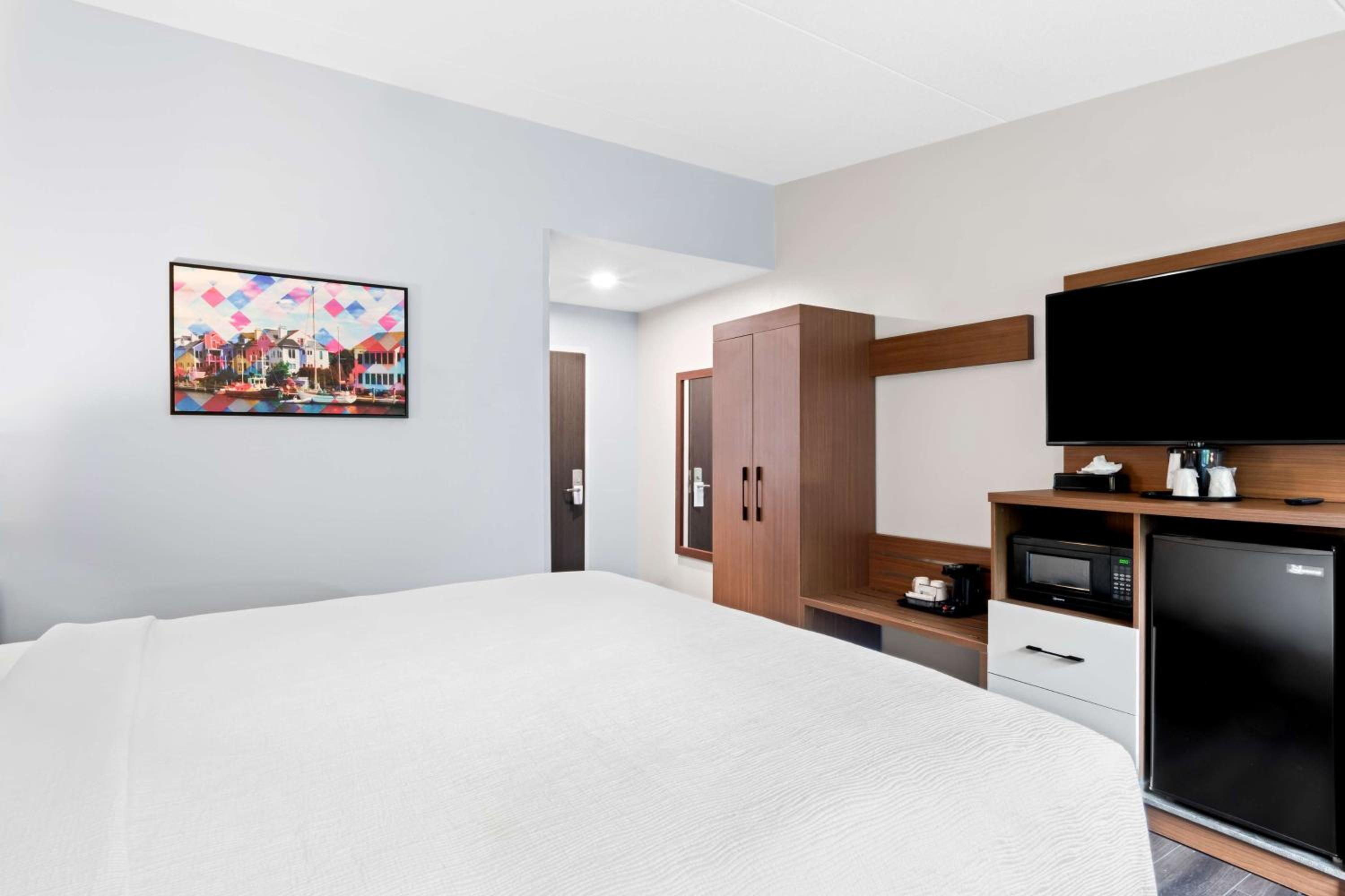 King Room with Walk-in Shower - Disability Access photo 3