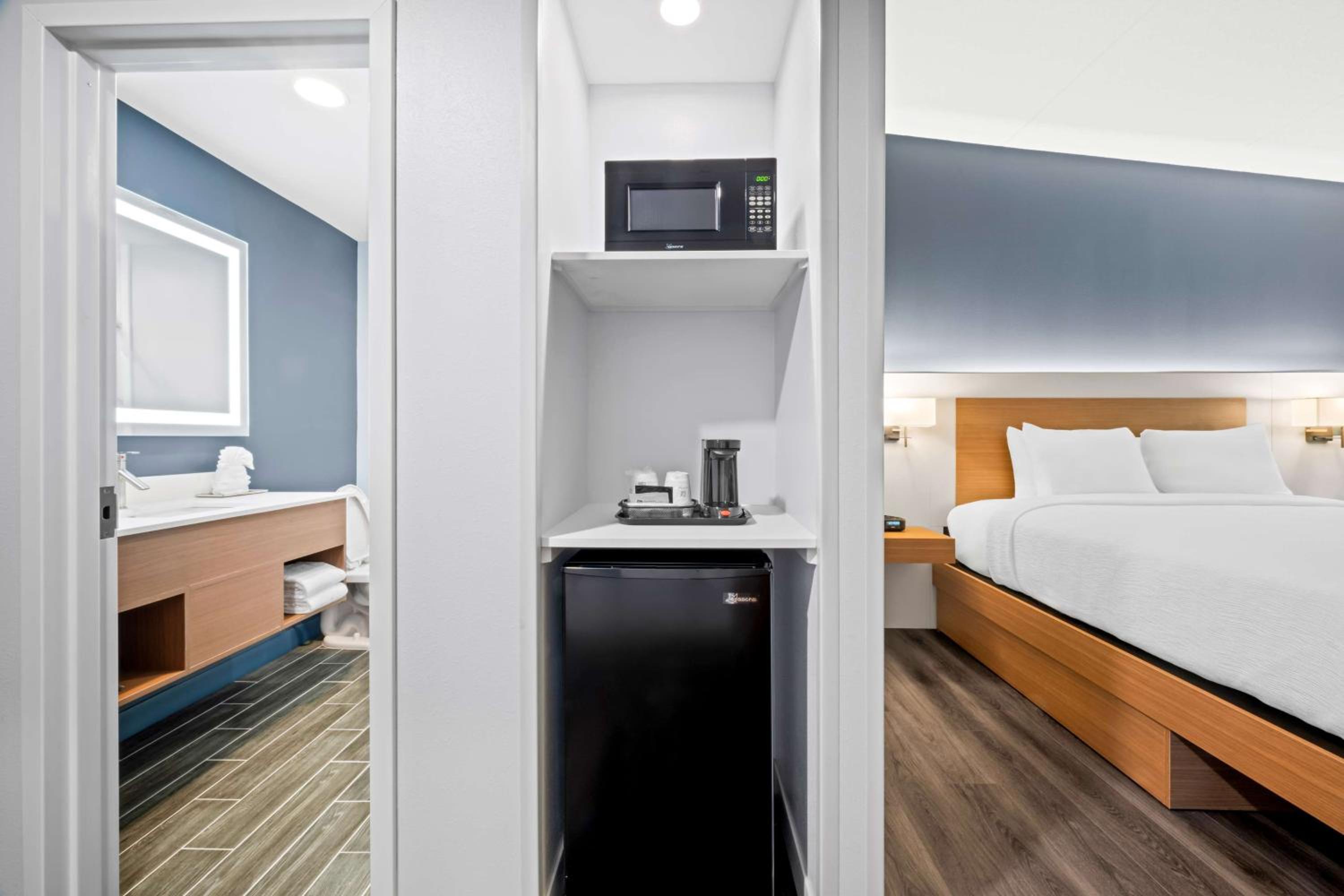 Queen Room with Two Queen Beds - Disability Access photo 2