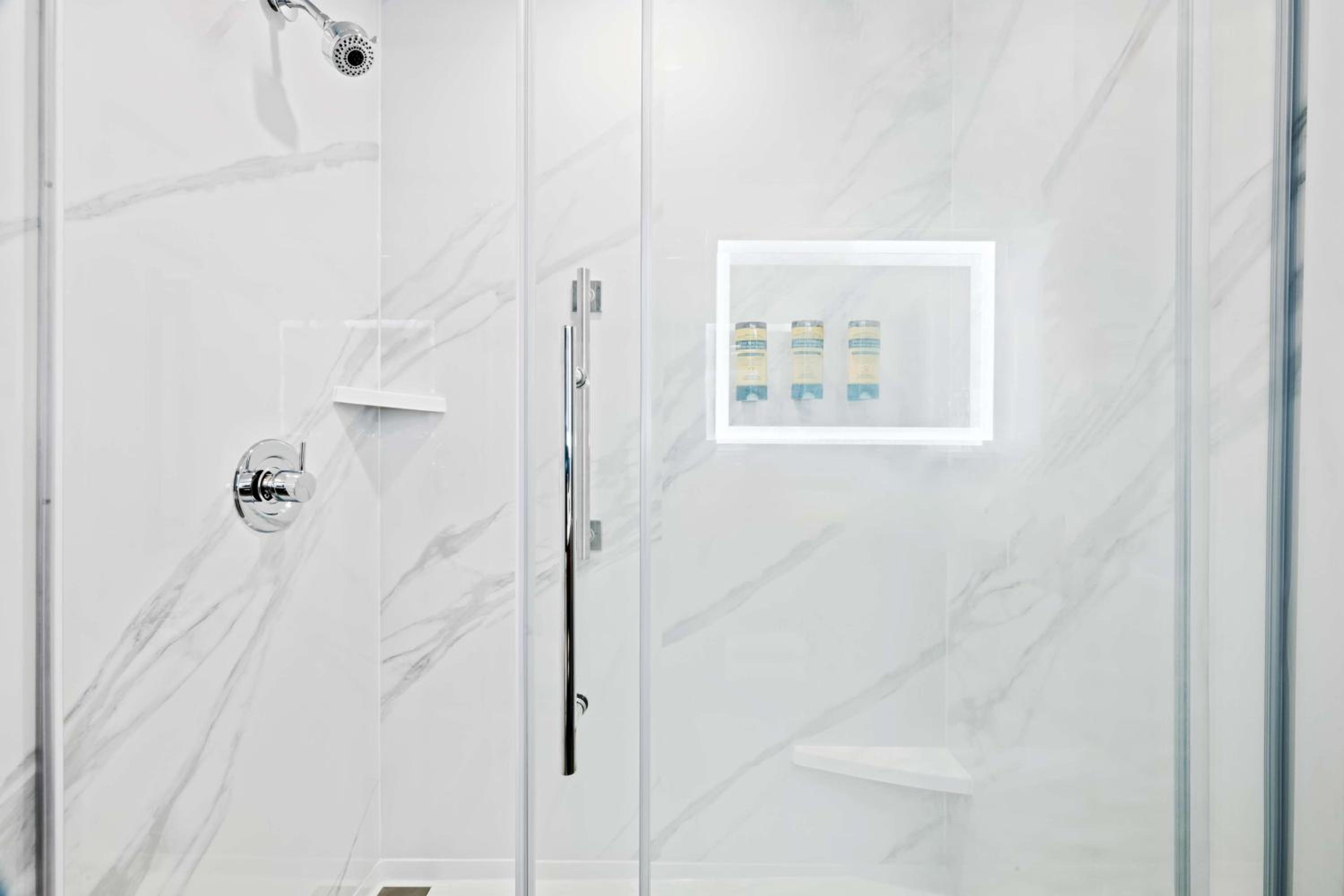 One-Bedroom King Suite with Spa Bath and Shower - Non-Smoking photo 3