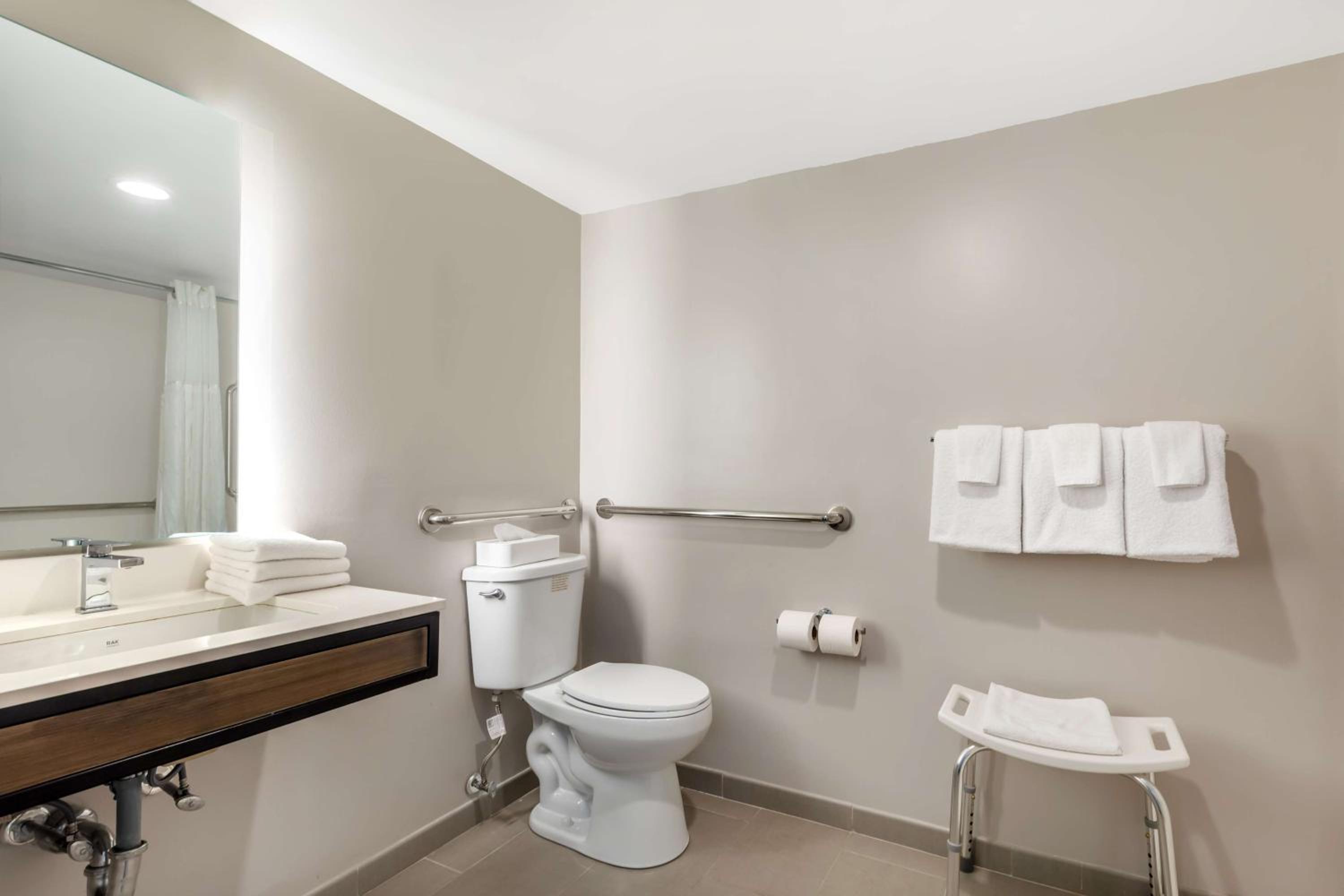 Double Room with Two Double Beds and Roll-In Shower - Disability Access/Non-Smoking - Photo 3