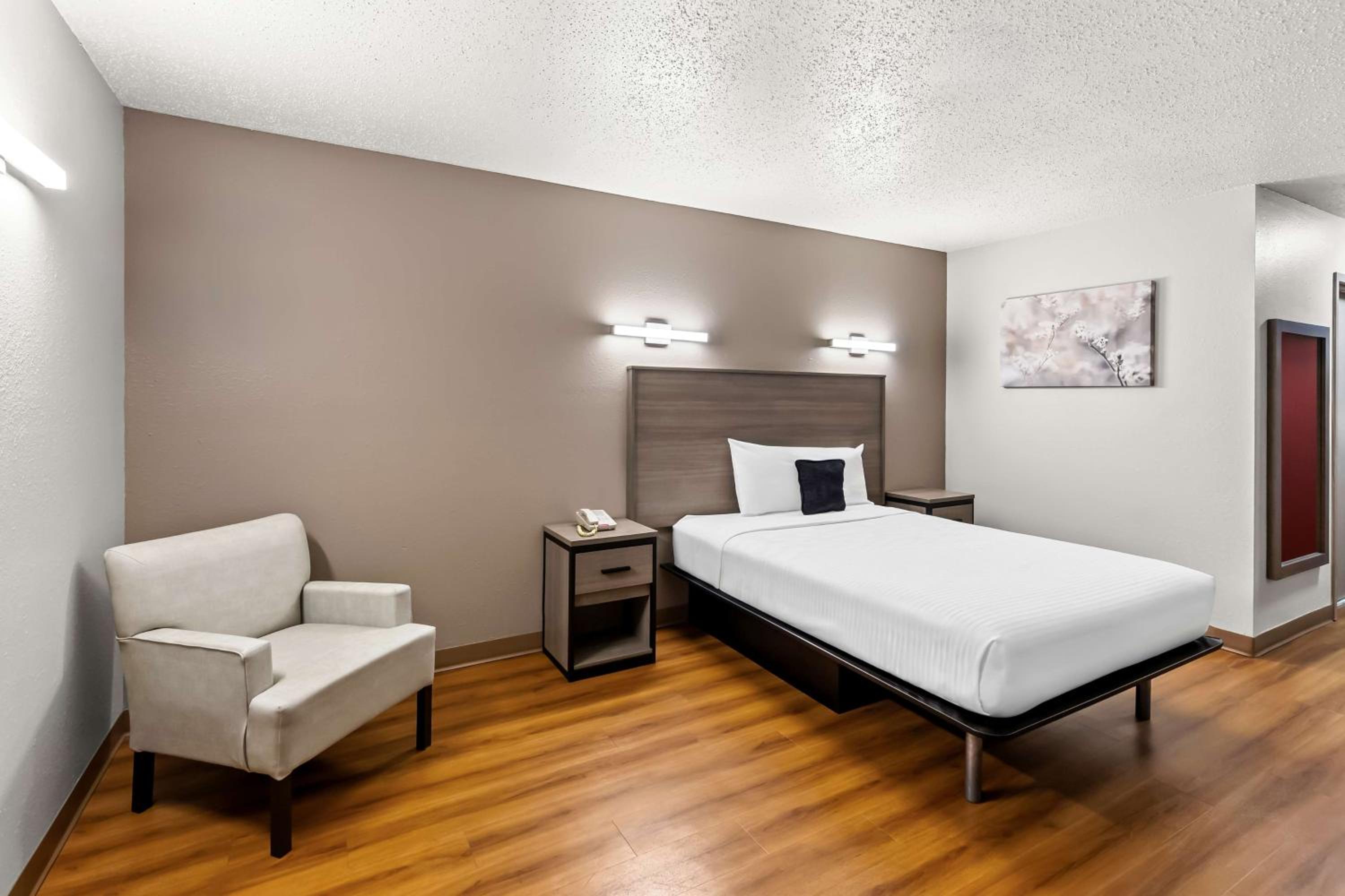 Pet Friendly 1 Queen Bed - Photo 1