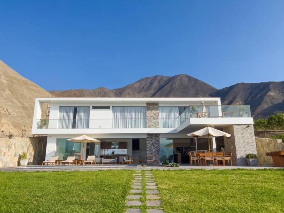 Seven-Bedroom House photo 2