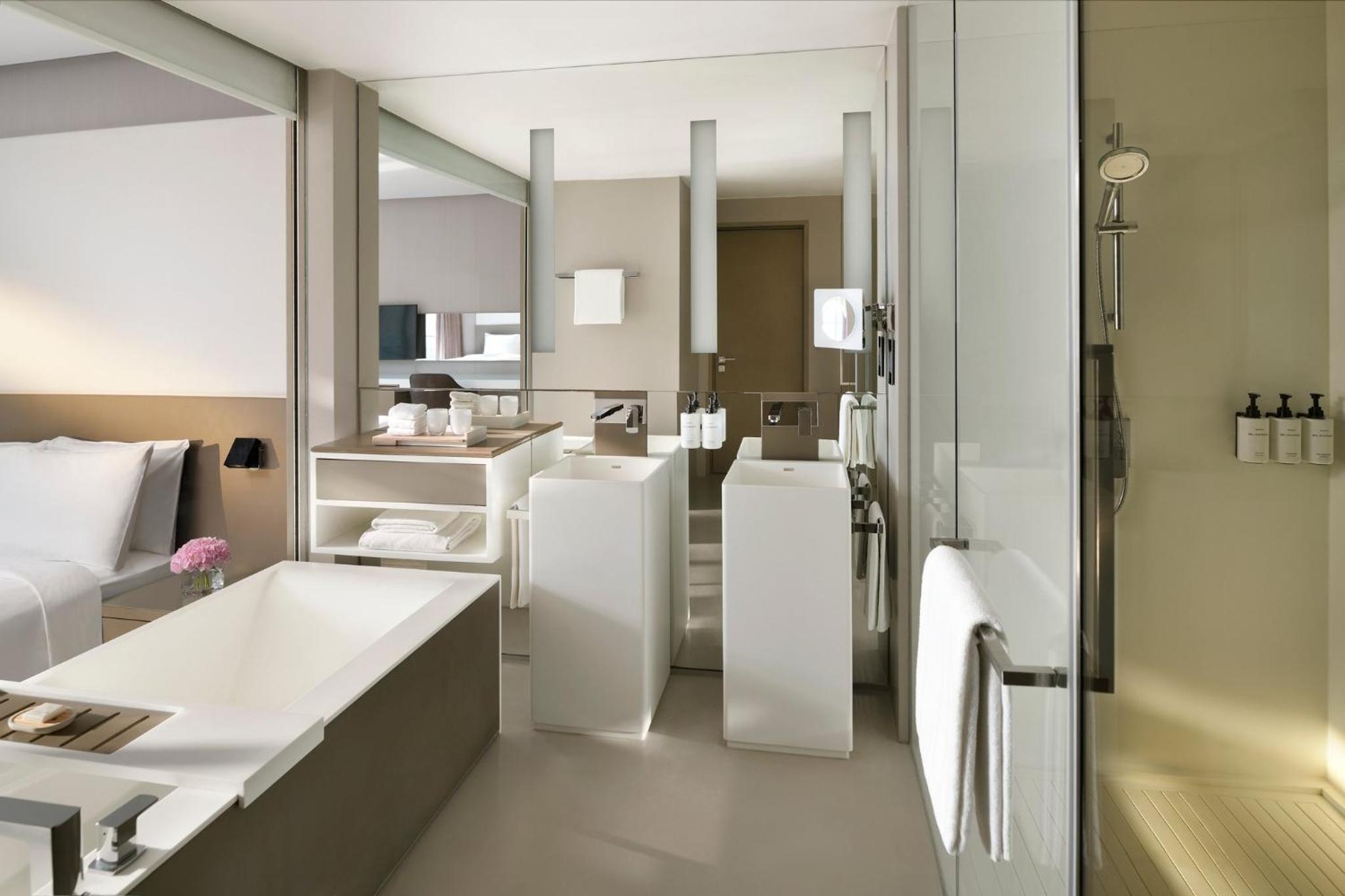 Premium King Room with Balcony and Marina View thumbnail 6