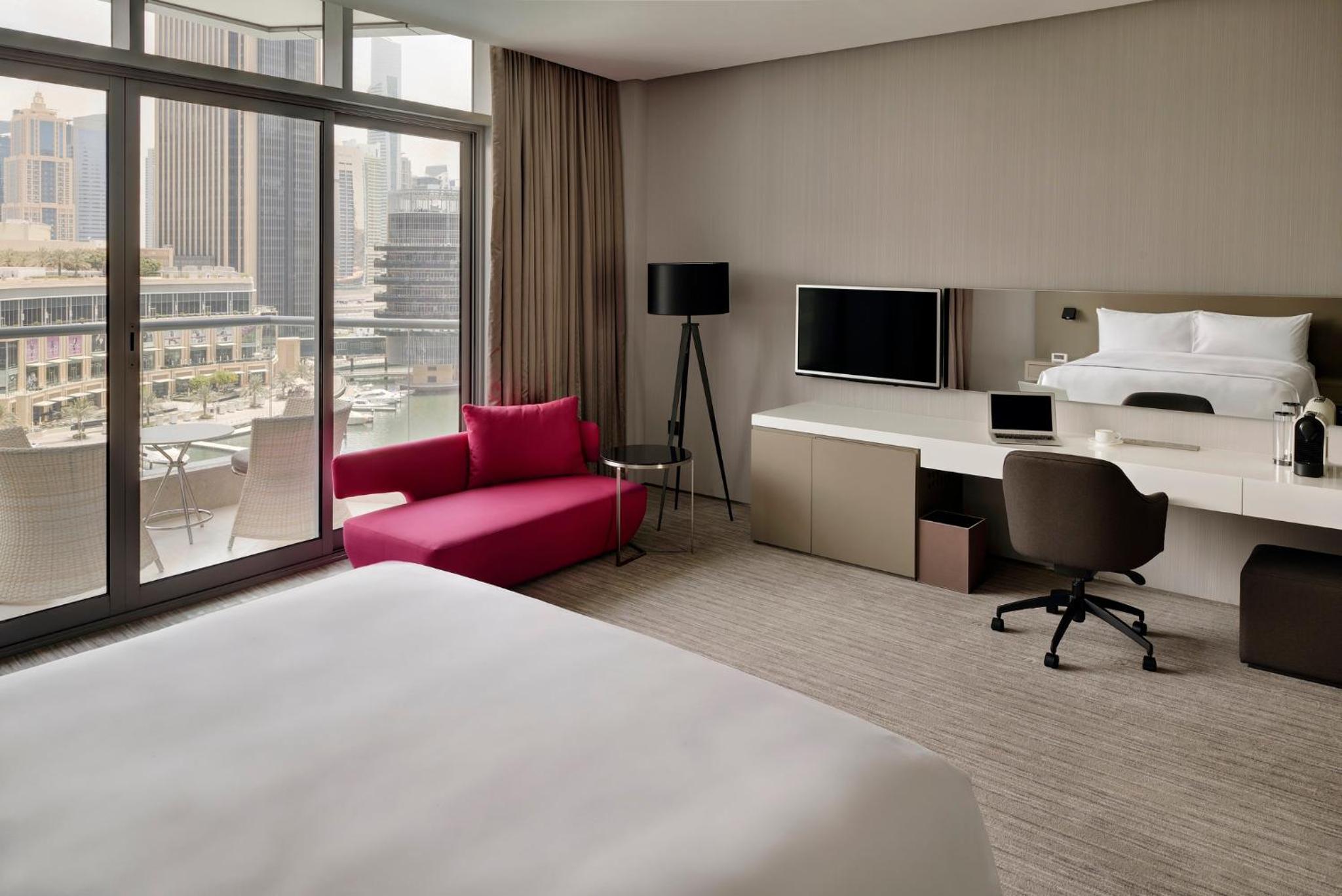 Premium King Room with Balcony and Marina View thumbnail 5