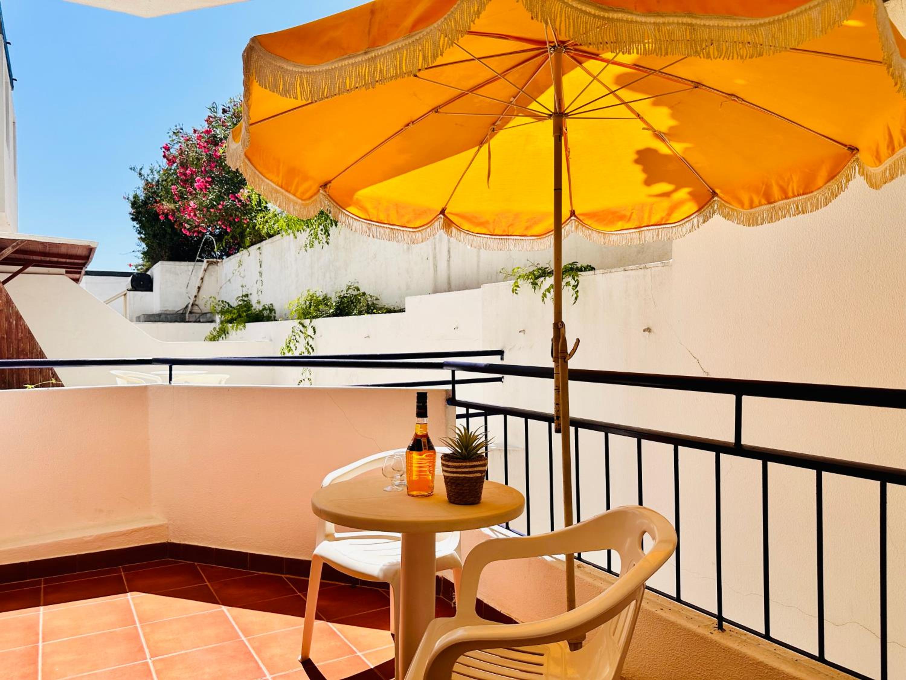 Double Room with Balcony - Photo 6