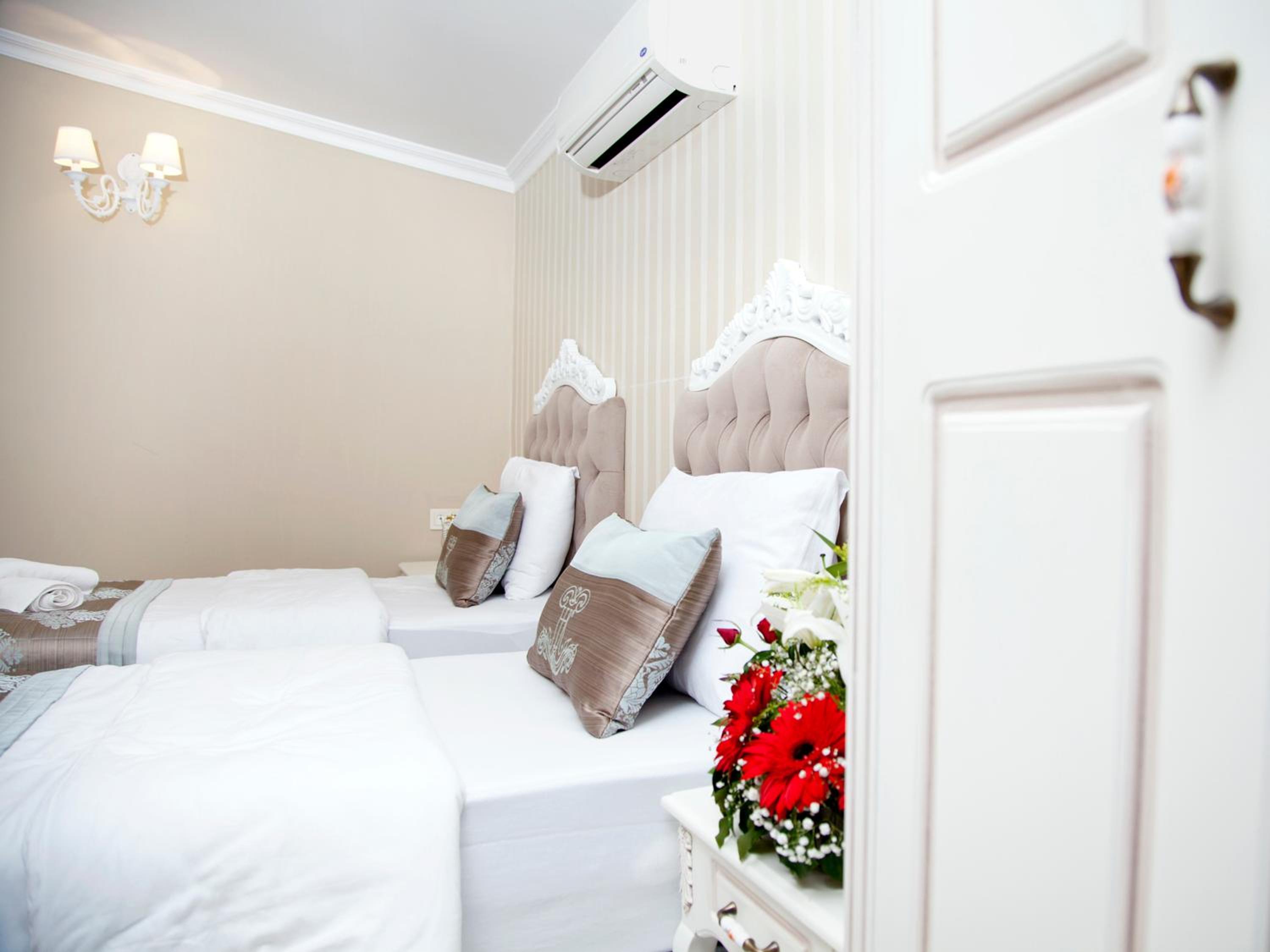 Standard Double Room - Photo 9