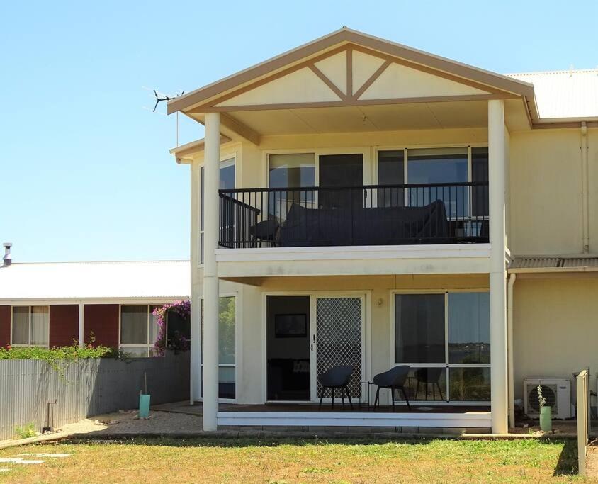 Three-Bedroom House photo 3