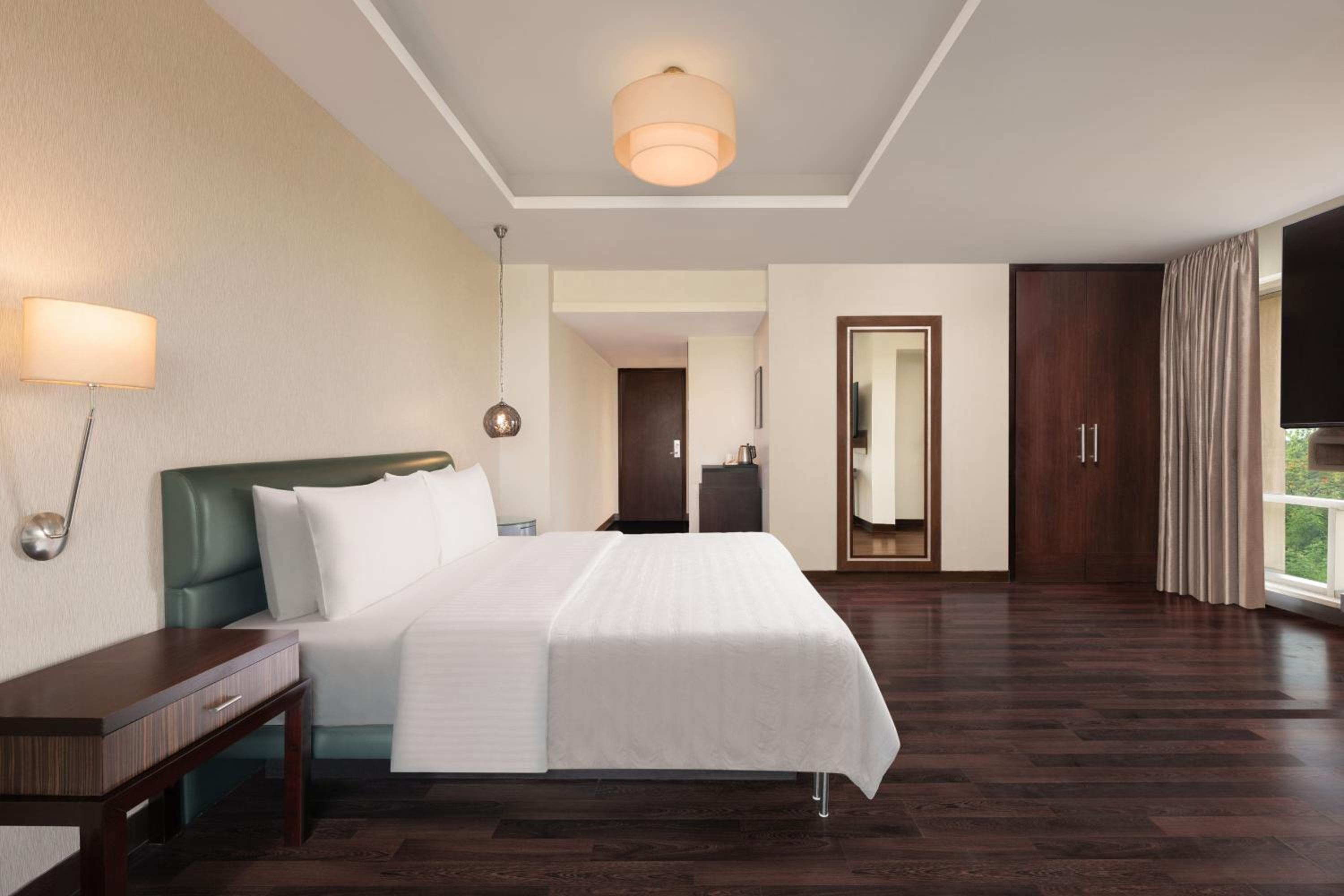 Superior Corner King Room with City View