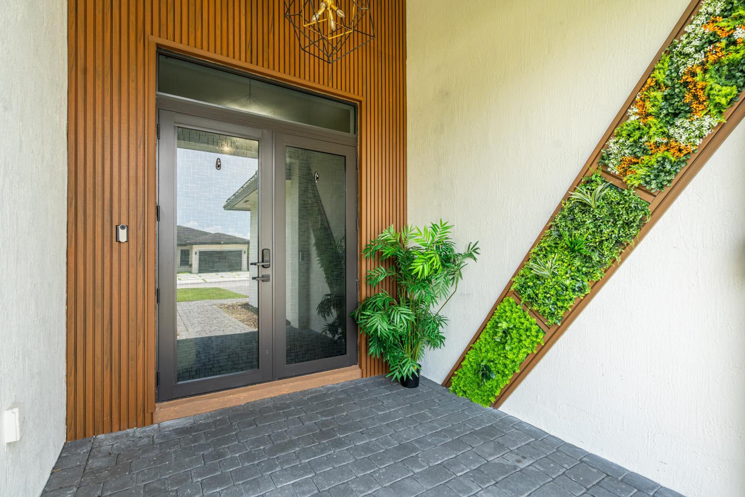 Five-Bedroom House photo 2
