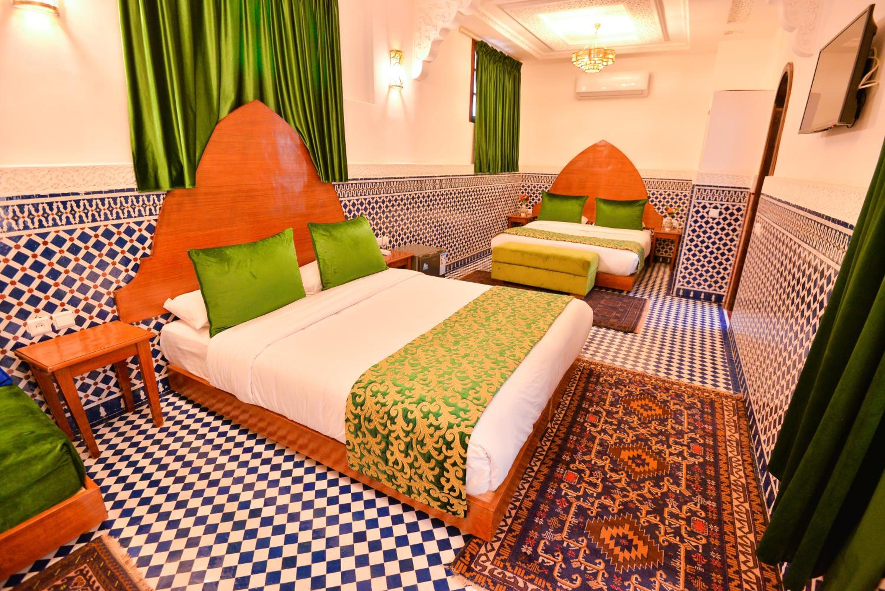Deluxe Family Suite - Photo 8