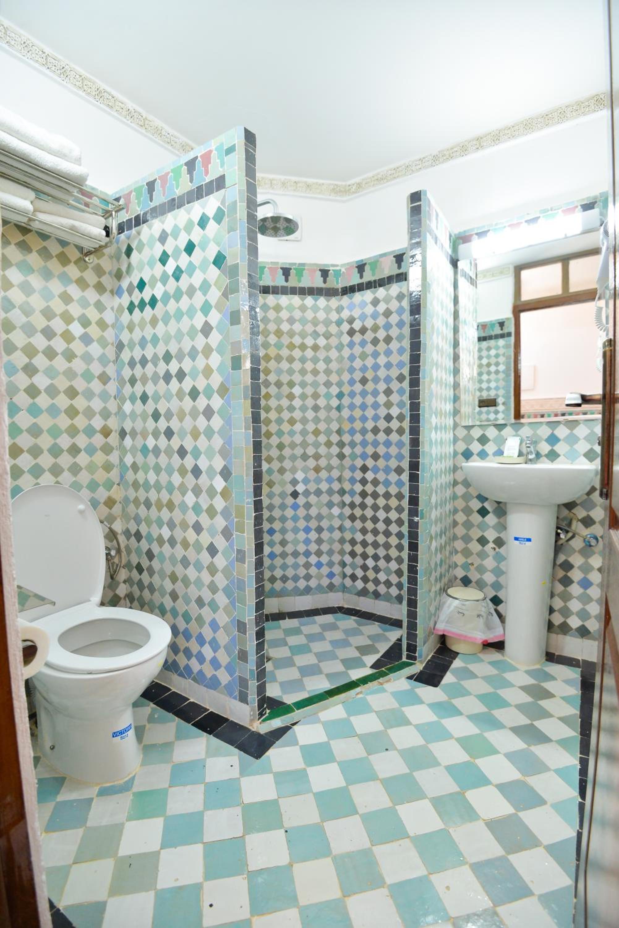Deluxe Family Suite - Photo 14