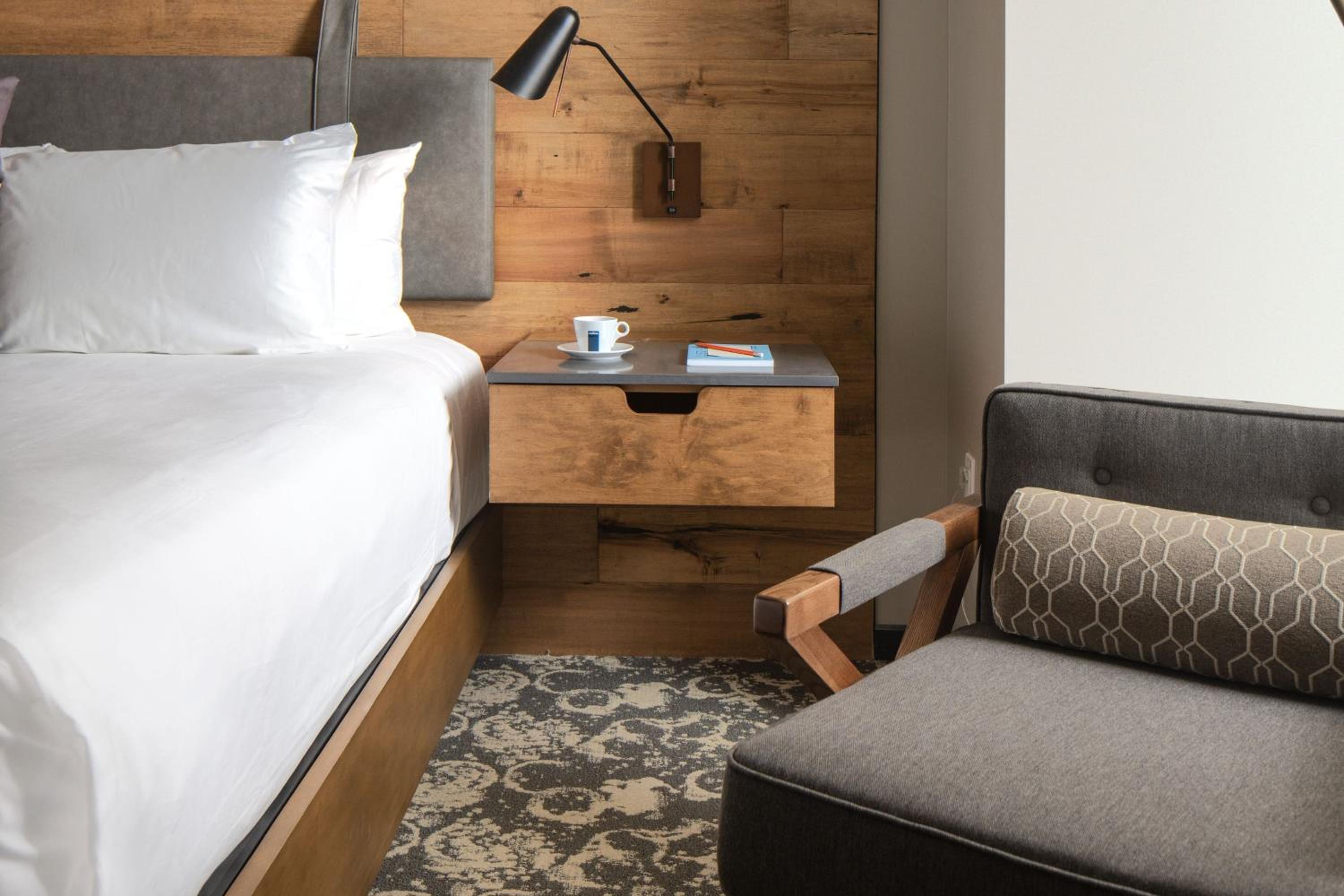 Guest room, 1 King,  City View (Hearing Accessible) - Photo 2