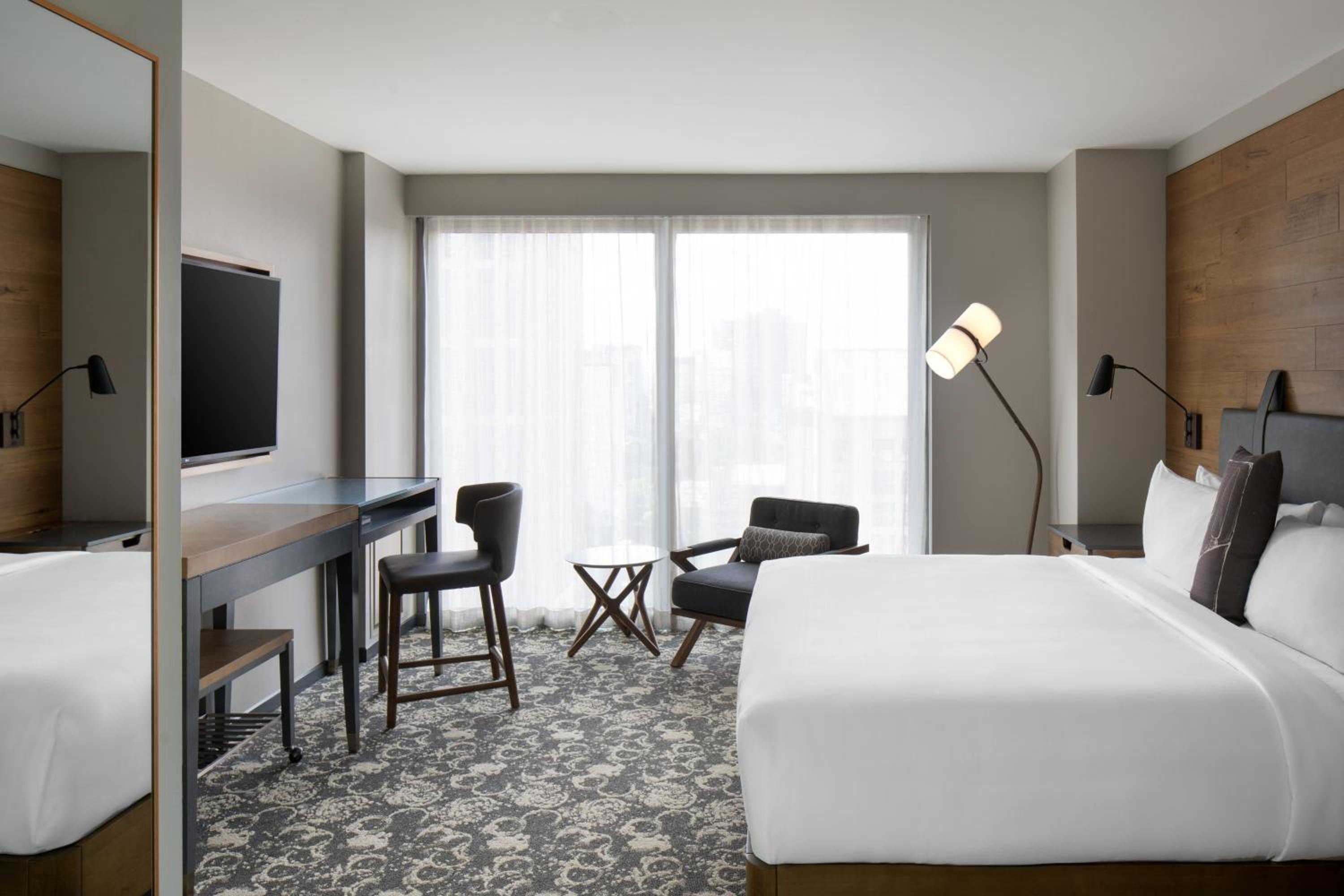 1 Bedroom Suite, 1 King,  City View (Hearing Accessible) - Photo 4