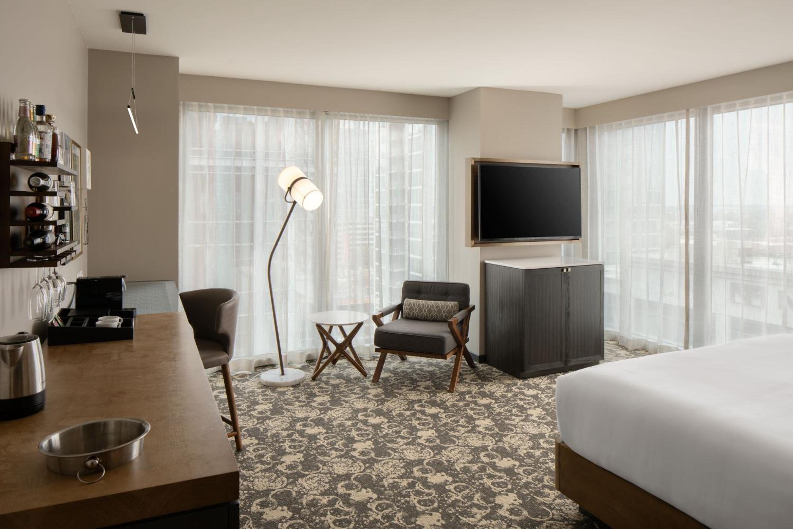 Corner King Room with City View - Photo 3