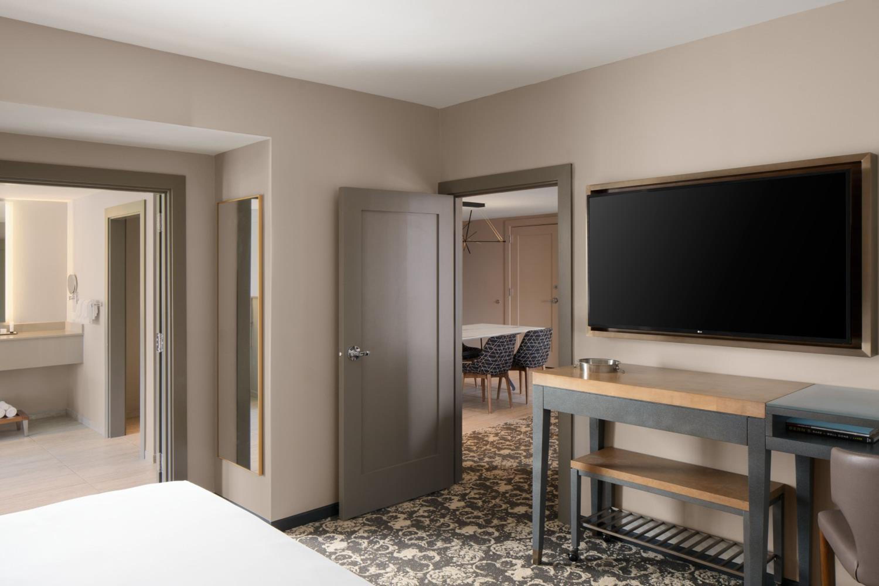1 Bedroom Suite, 1 King,  City View (Hearing Accessible) - Photo 6