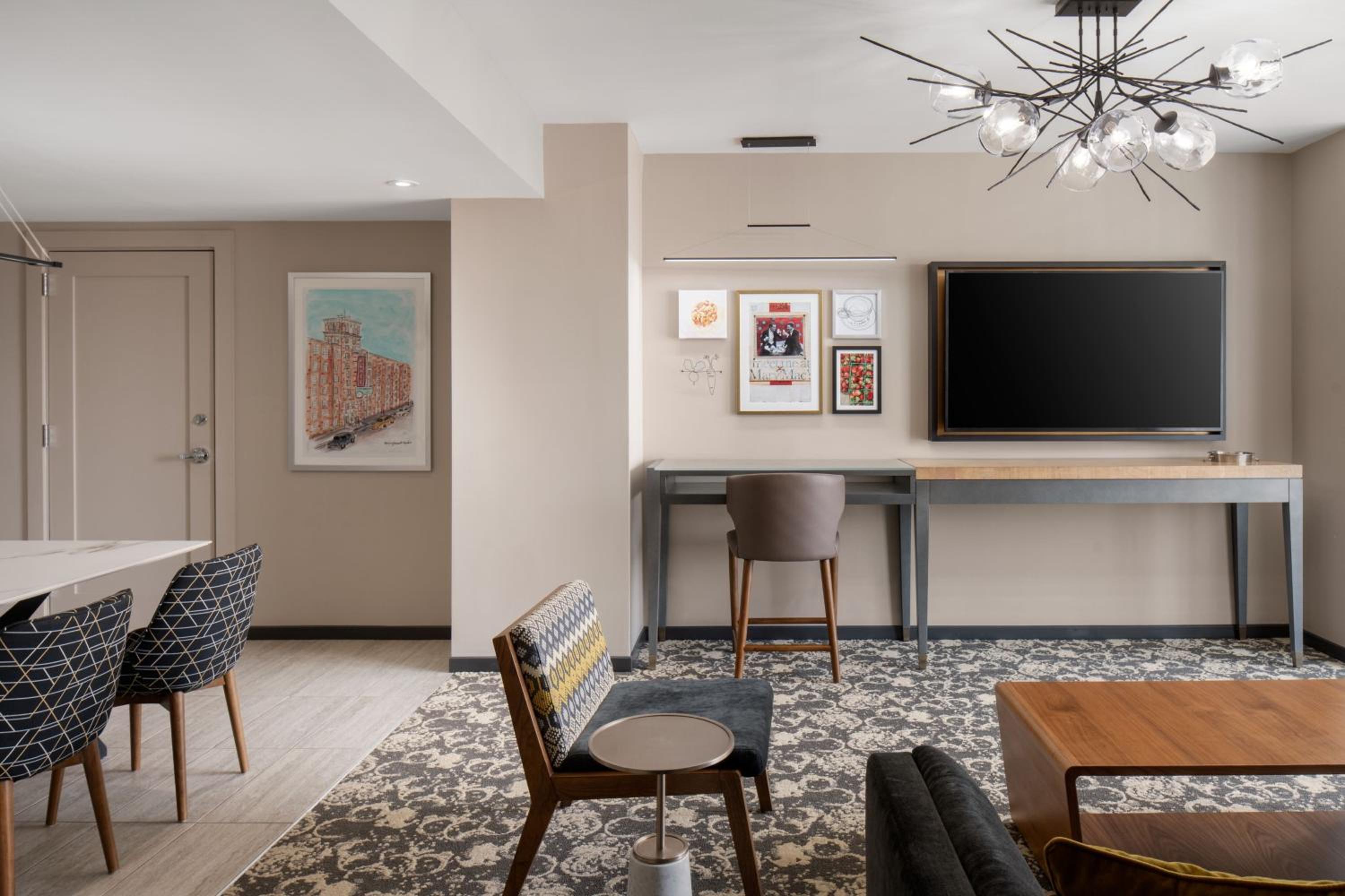 1 Bedroom Suite, 1 King,  City View (Hearing Accessible) - Photo 2