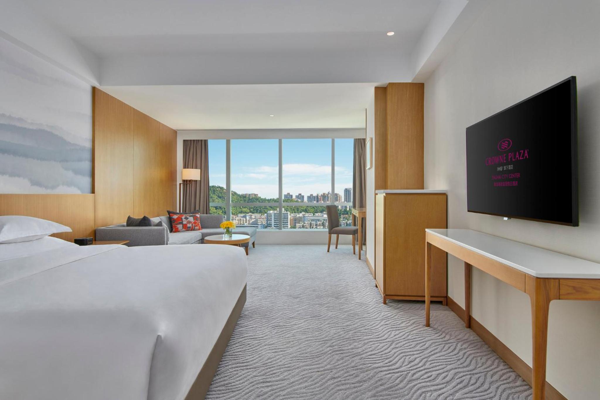 Standard King Room with City View - Photo 6