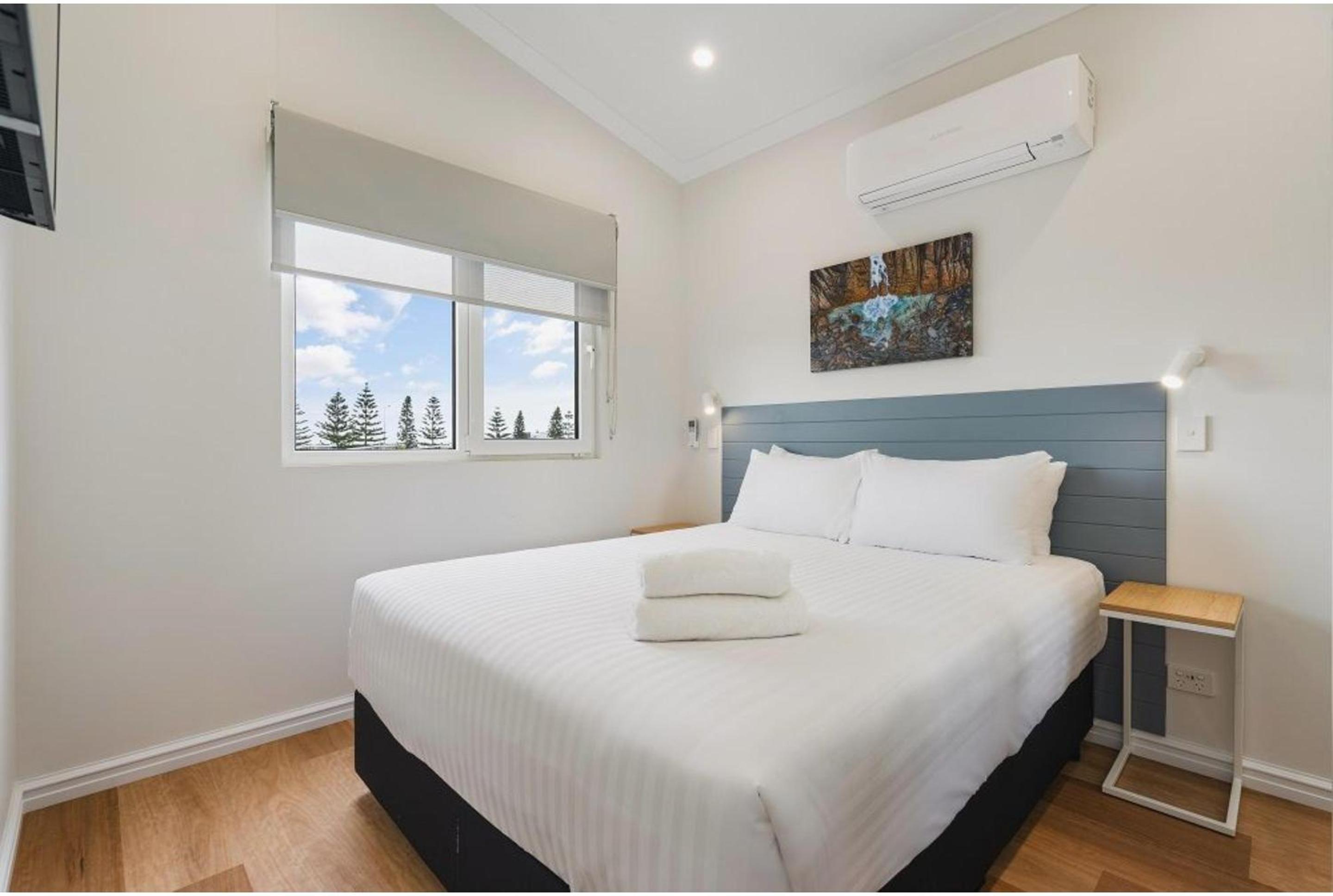 Deluxe 2 Bedroom Cabin - Sleeps 4 photo 2