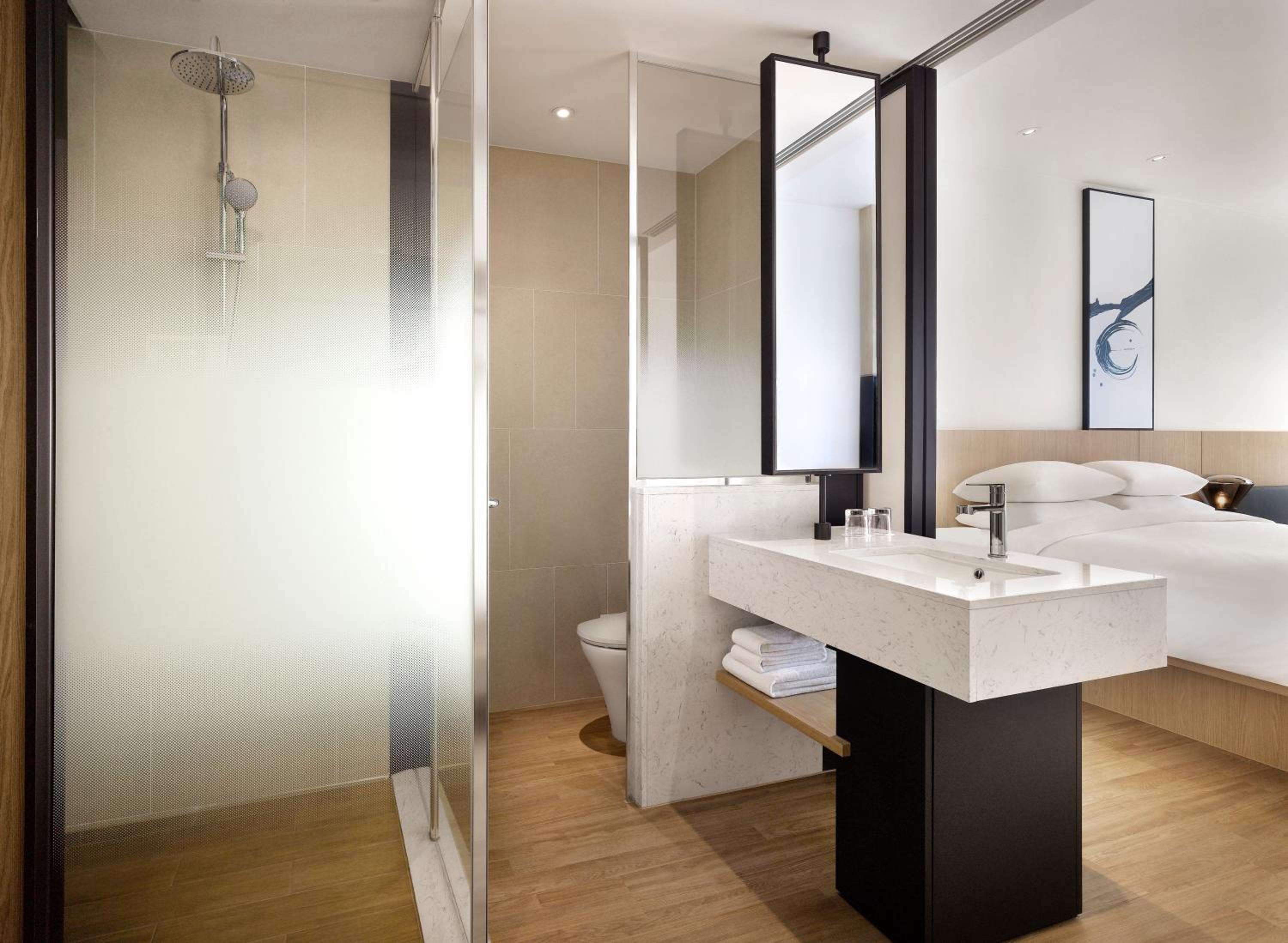 Deluxe Guest Room - High Floor, 1 King Bed, Sea view photo 3