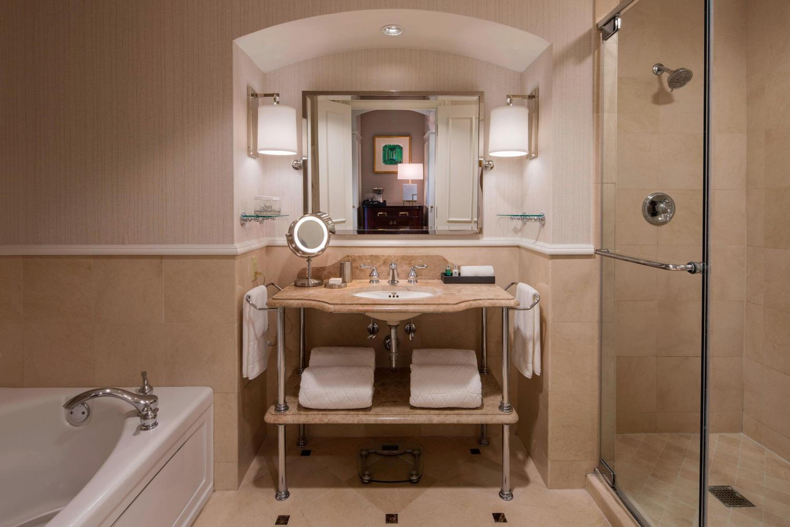1 Bedroom Junior Suite, 1 King - Photo 4