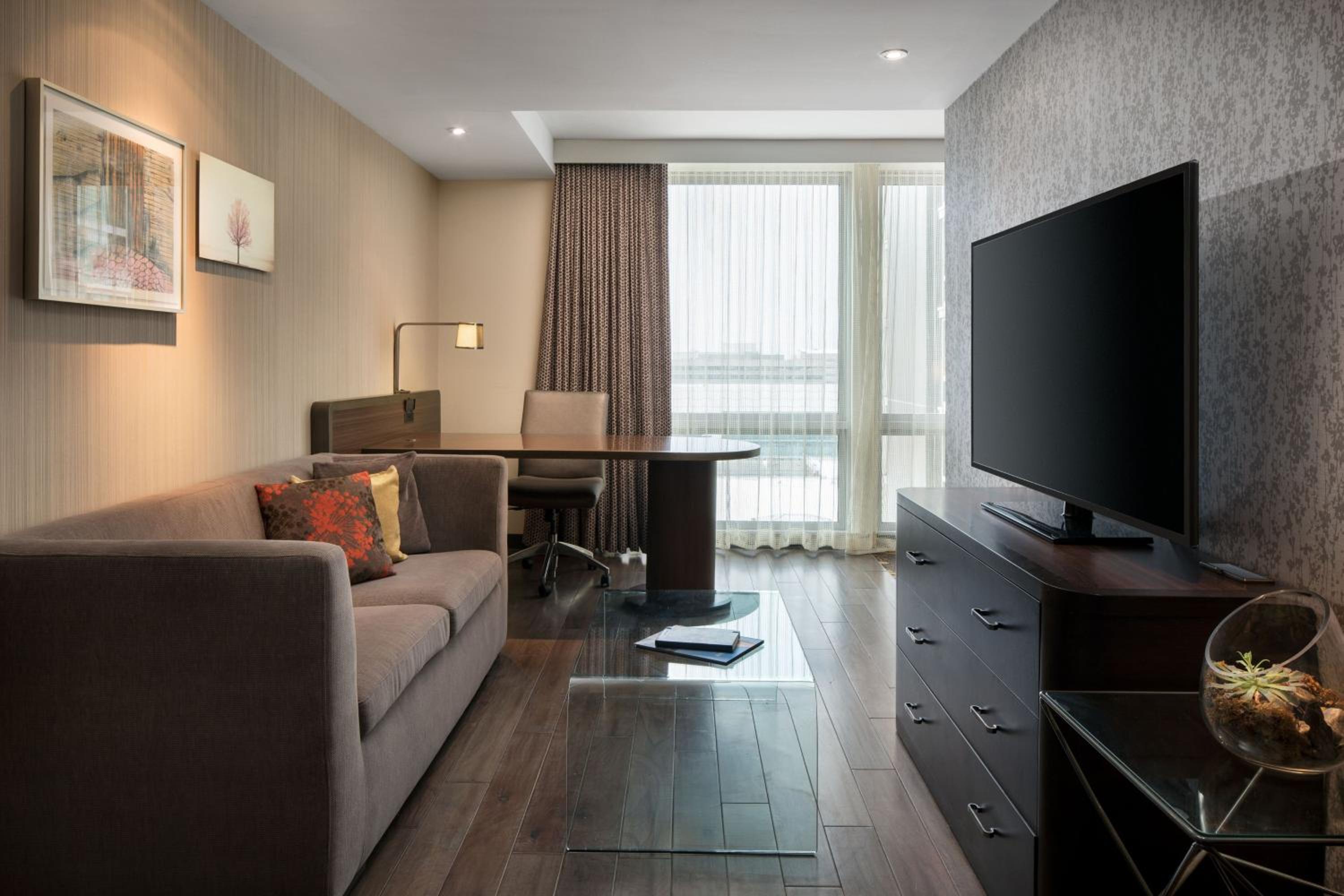 Junior Suite, 1 King, City view - Photo 2